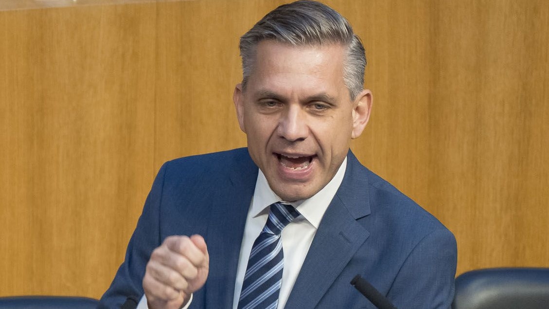 Wirtschaftsminister Wolfgang Hattmannsdorfer sagt Spritpreis-Abzockern den Kampf an.