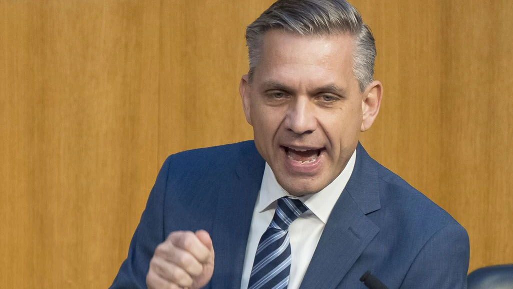 Wirtschaftsminister Wolfgang Hattmannsdorfer sagt Spritpreis-Abzockern den Kampf an.