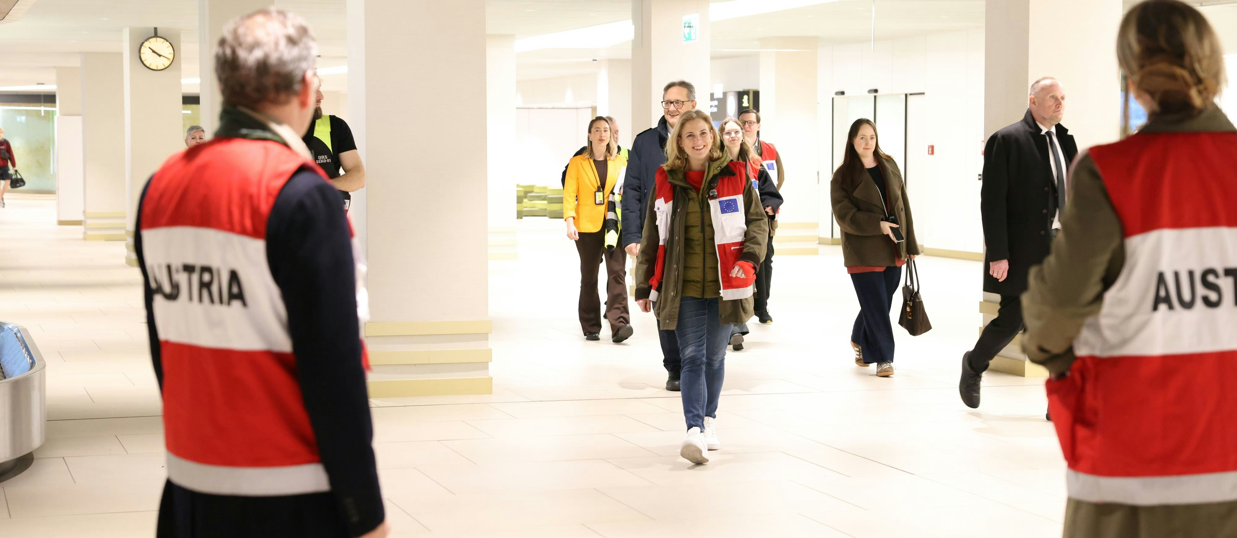 Mittwoch, 22.20 Uhr, Flughafen Wien-Schwechat, Auftritt Beate Meinl-Reisinger ....