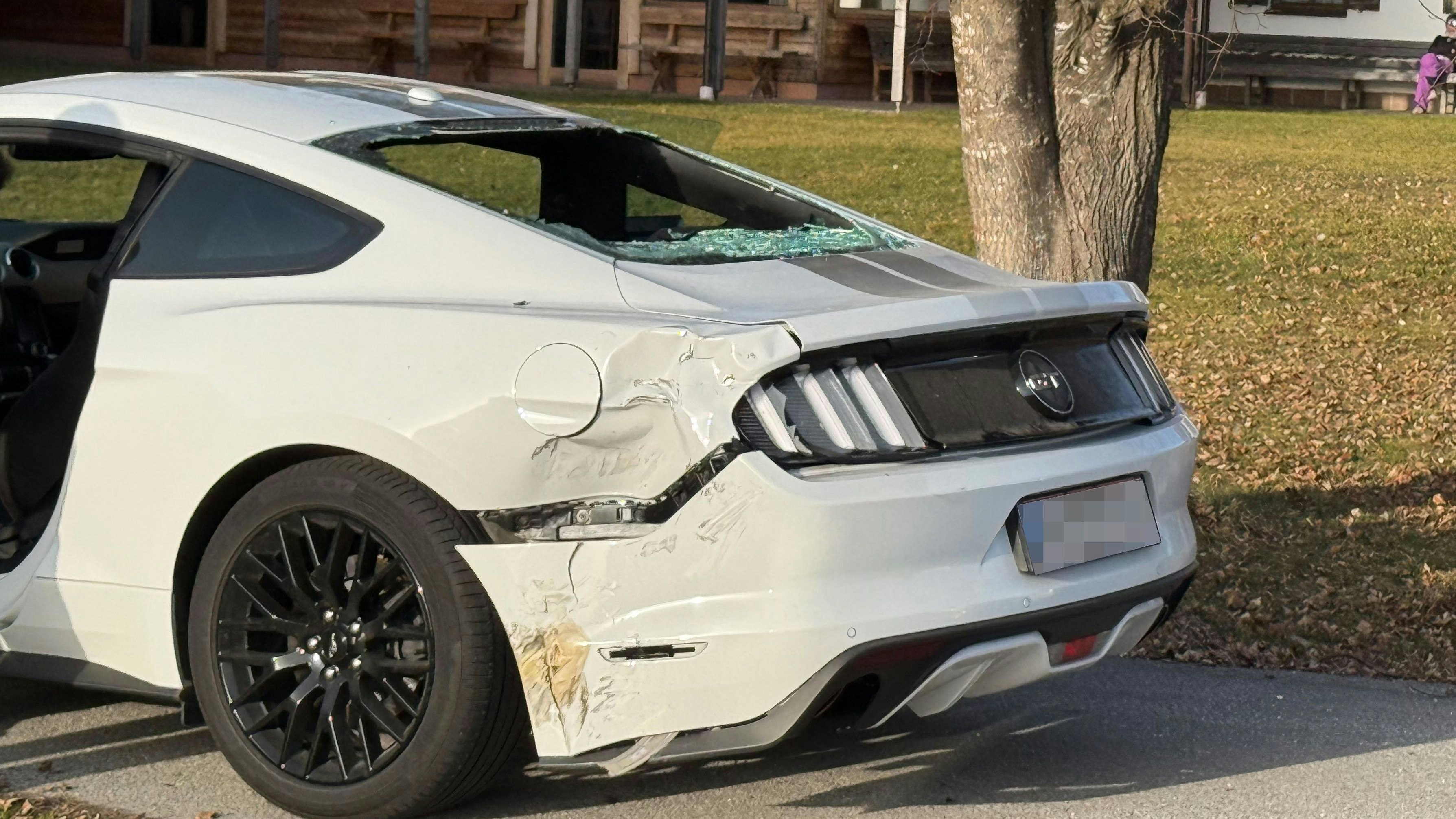 Heute.at - Biker (17) kracht bei Überholmanöver in Ford Mustang