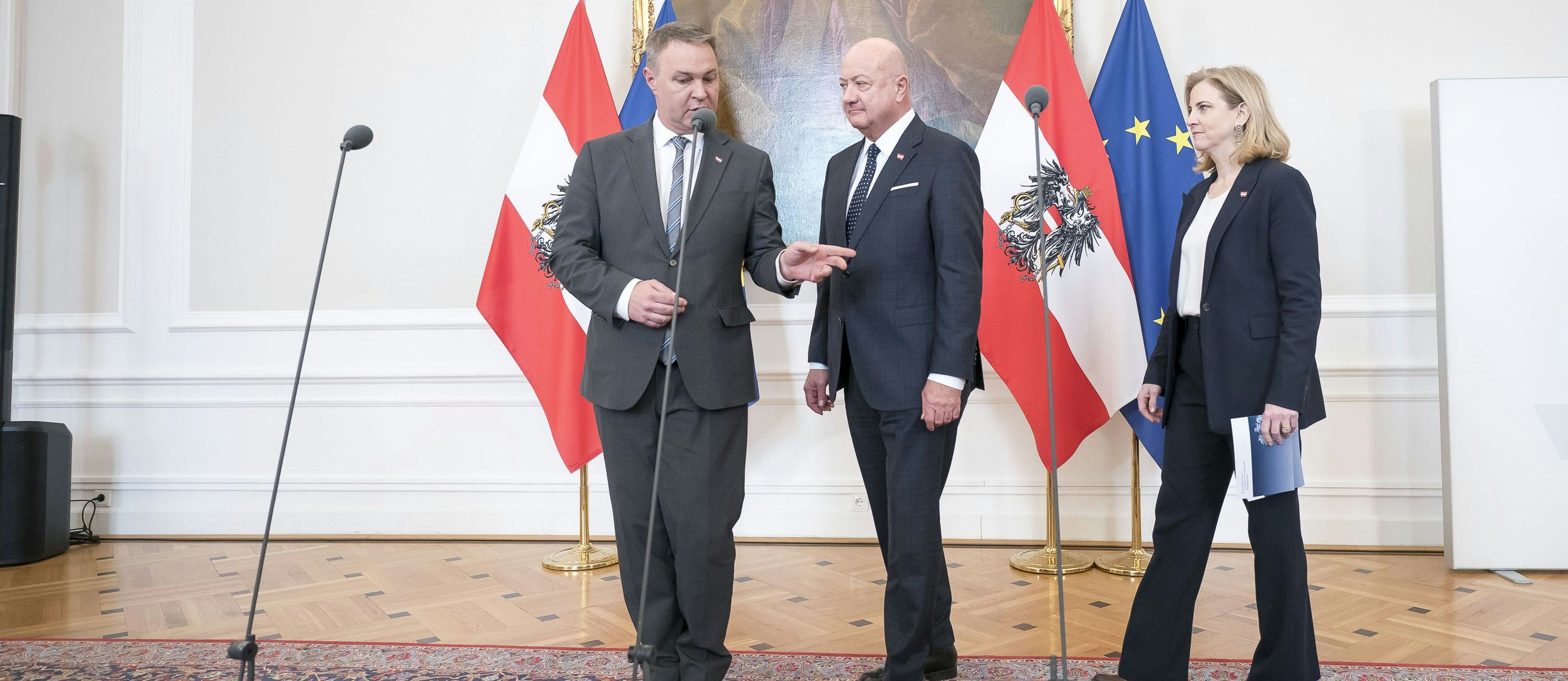 ... Christian, du gehörst da auf die linke Seite, der Kanzler steht in der Mitte ...