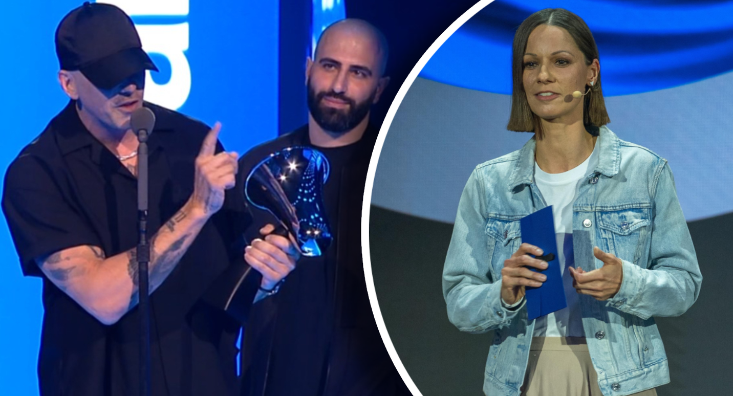 Raf Camora wendet sich auf der Bühne an Christina Stürmer.