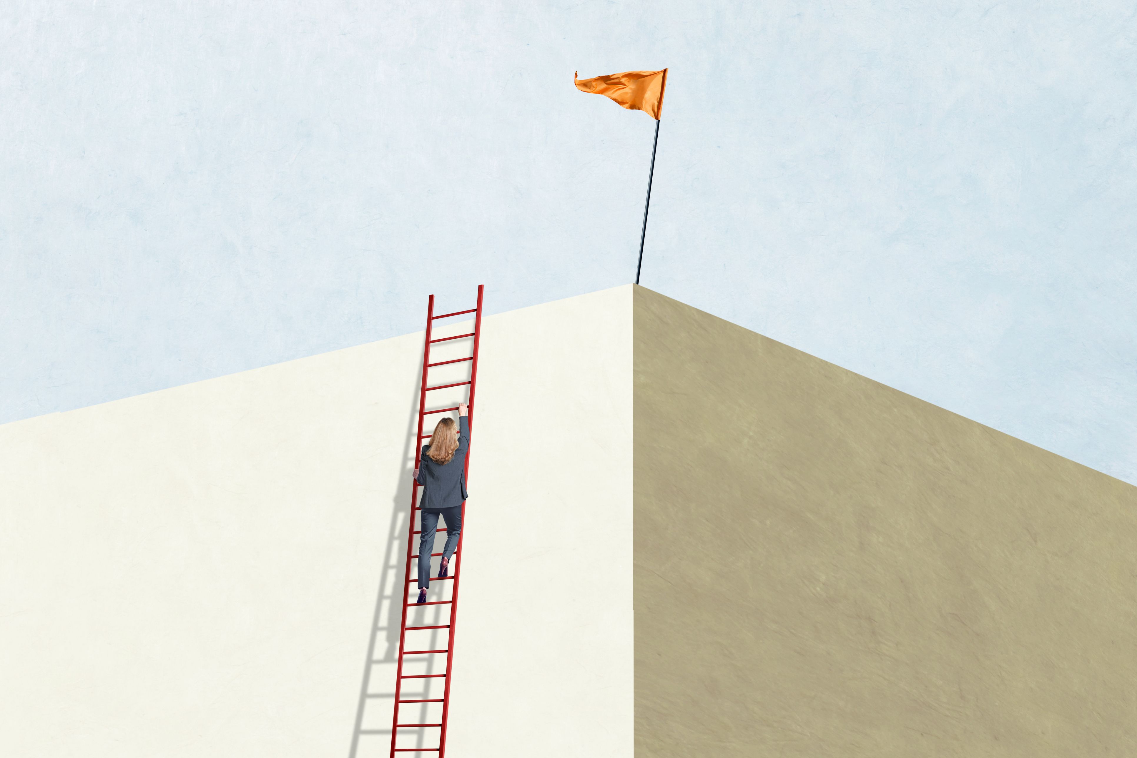 Die Karriereleiter steht bereit, doch für viele Frauen fehlen noch immer entscheidende Sprossen.