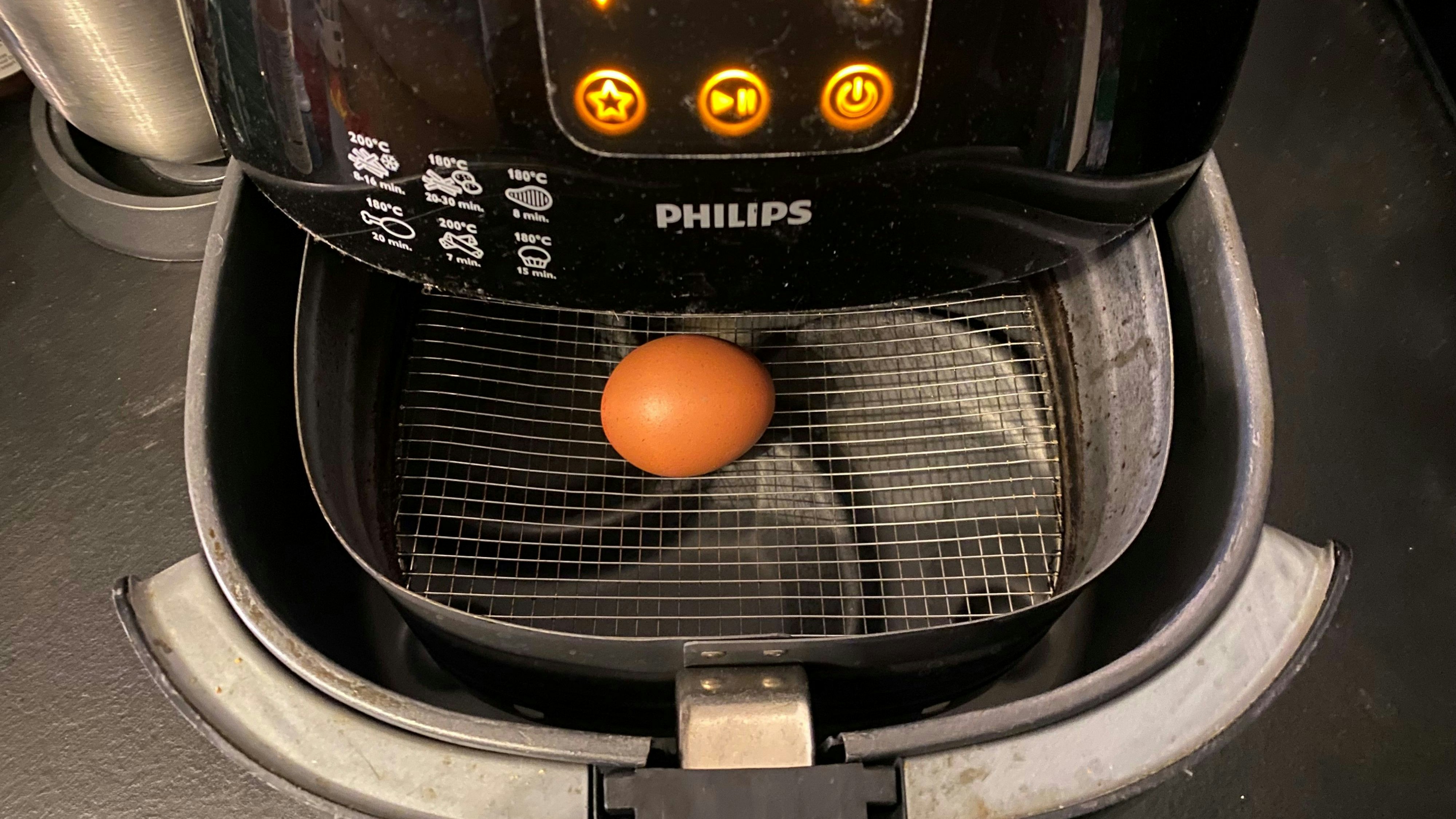 Das Ei kommt bei 170 Grad für sieben Minuten in den Airfryer.