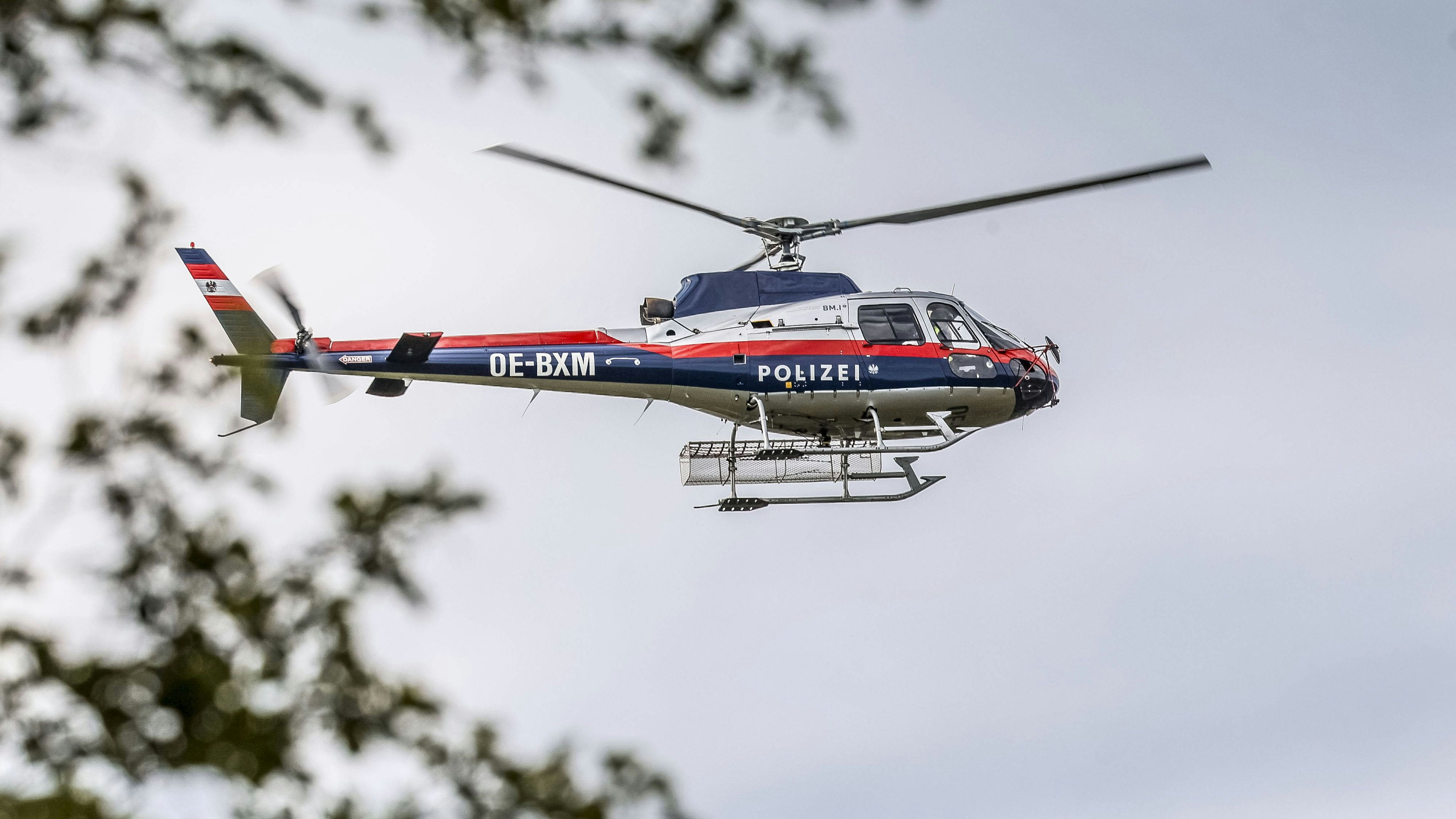 06.05.2024, Tarsdorf, AUT, Unterwegs in Oberösterreich, Reportage, Themenbild, Verschiedene Themenbilder, Symbolbild, Polizeihubschrauber, im Bild Polizeihubschrauber, *** 06 05 2024, Tarsdorf, AUT, On the road in Upper Austria, Reportage, Theme picture, Various theme pictures, Symbol picture, Police helicopter, in the picture police helicopter,