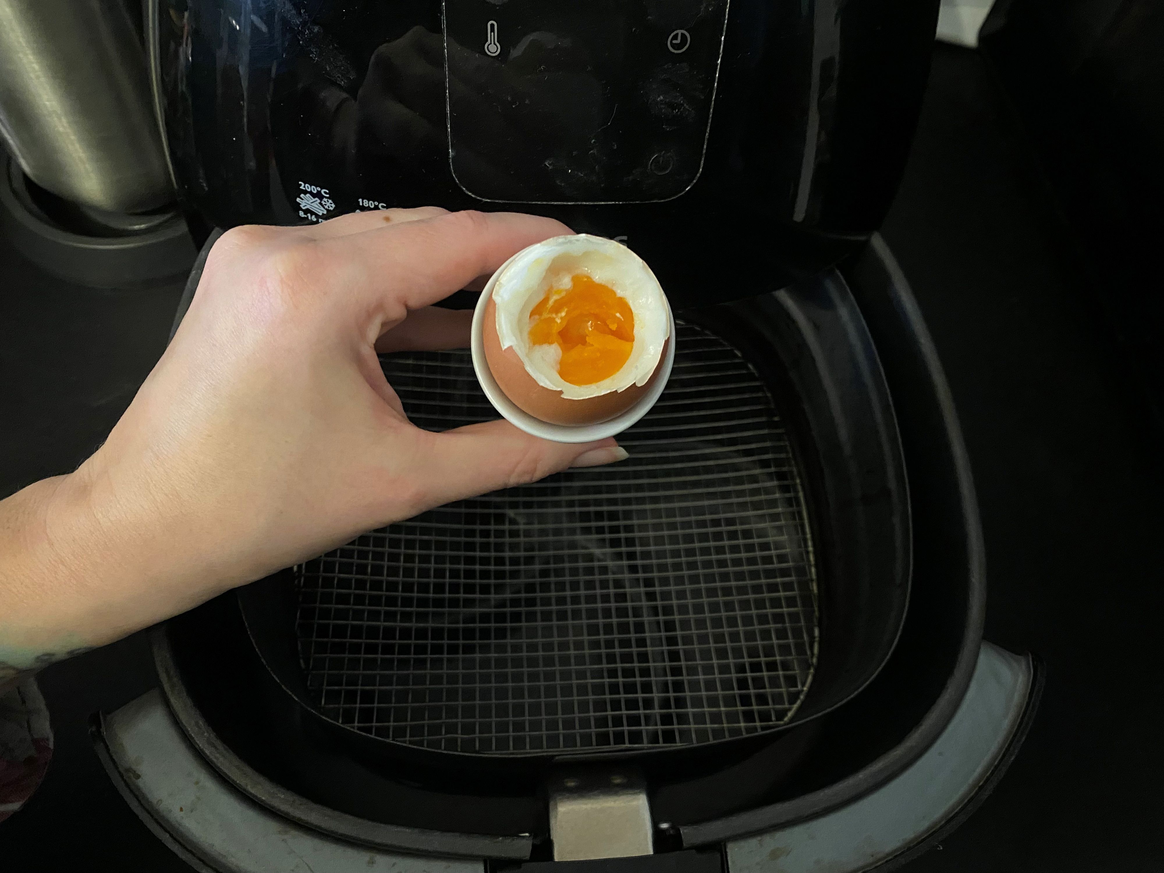 Kann das Heißluftgerät wirklich das bessere Frühstücks-Ei liefern – oder ist der Trend nur ein Internet-Hype?