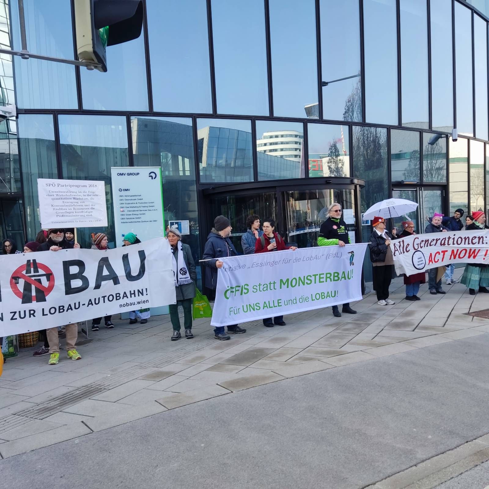 Heute.at - Dutzende Demonstranten machen gegen die SPÖ mobil