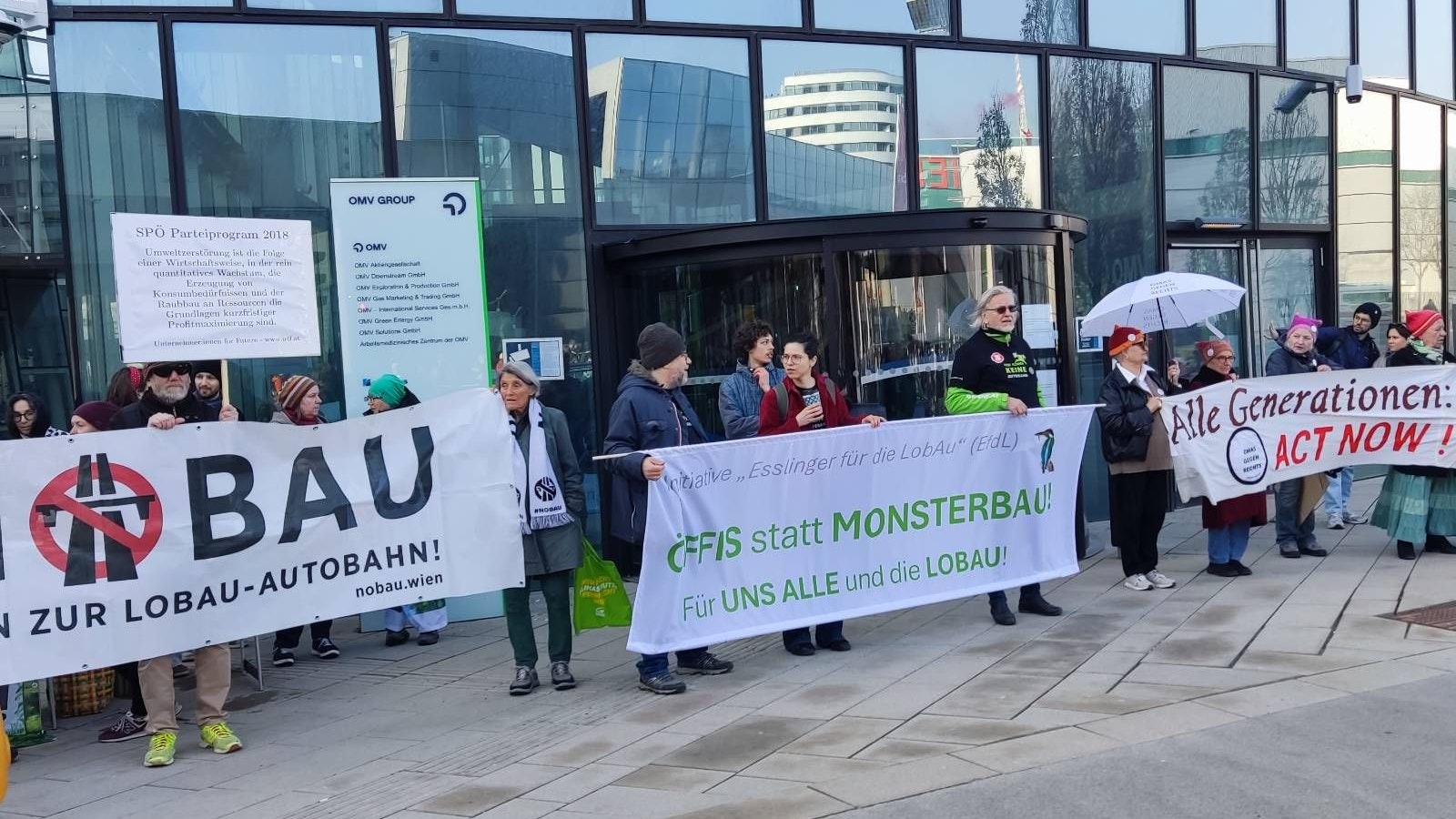Protest-Aktion vor SPÖ-Treffen: Banner gegen "Betonpolitik".