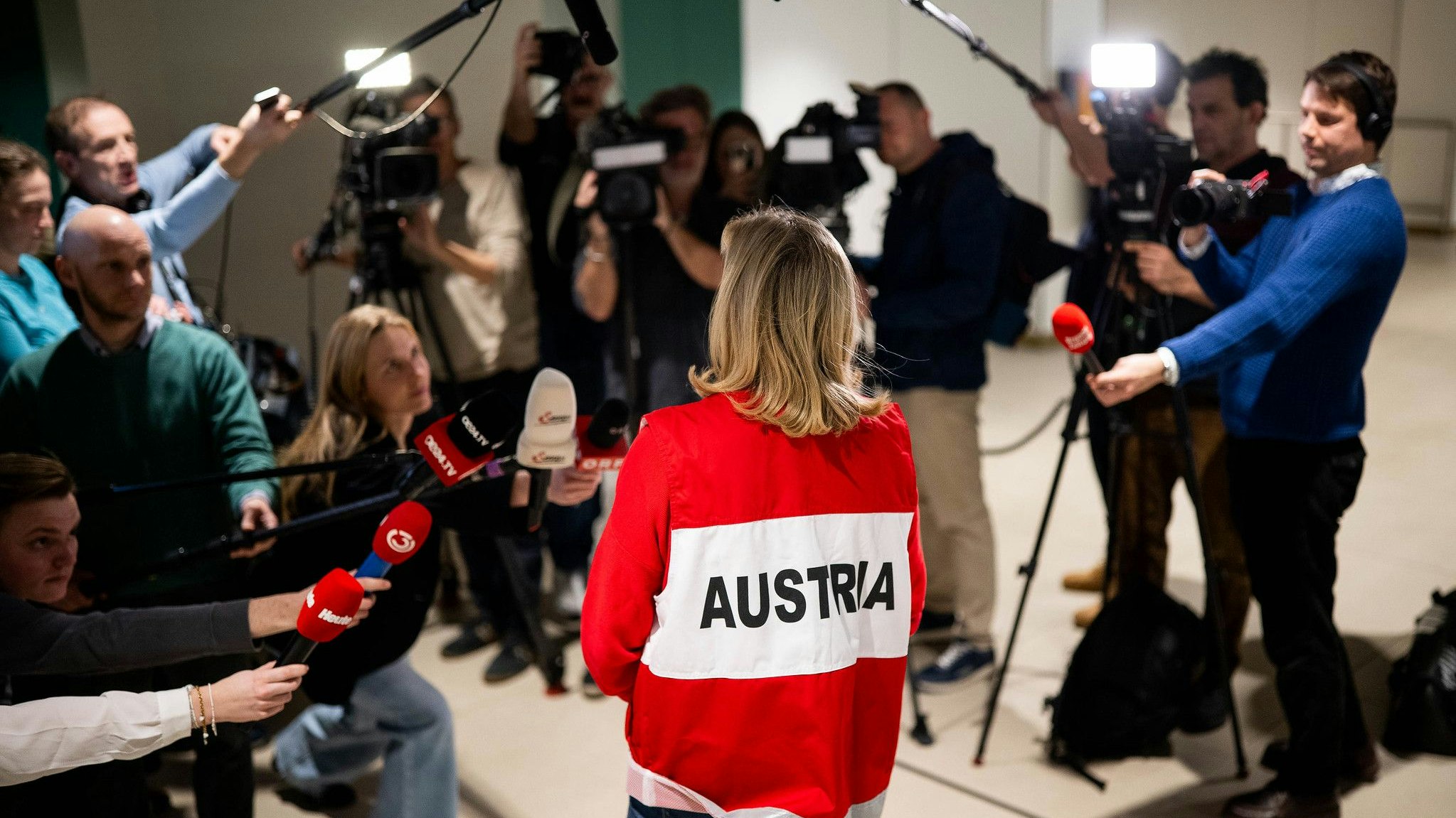 Der Rollfeld-Auftritt von Außenministerin Beate Meinl-Reisinger.