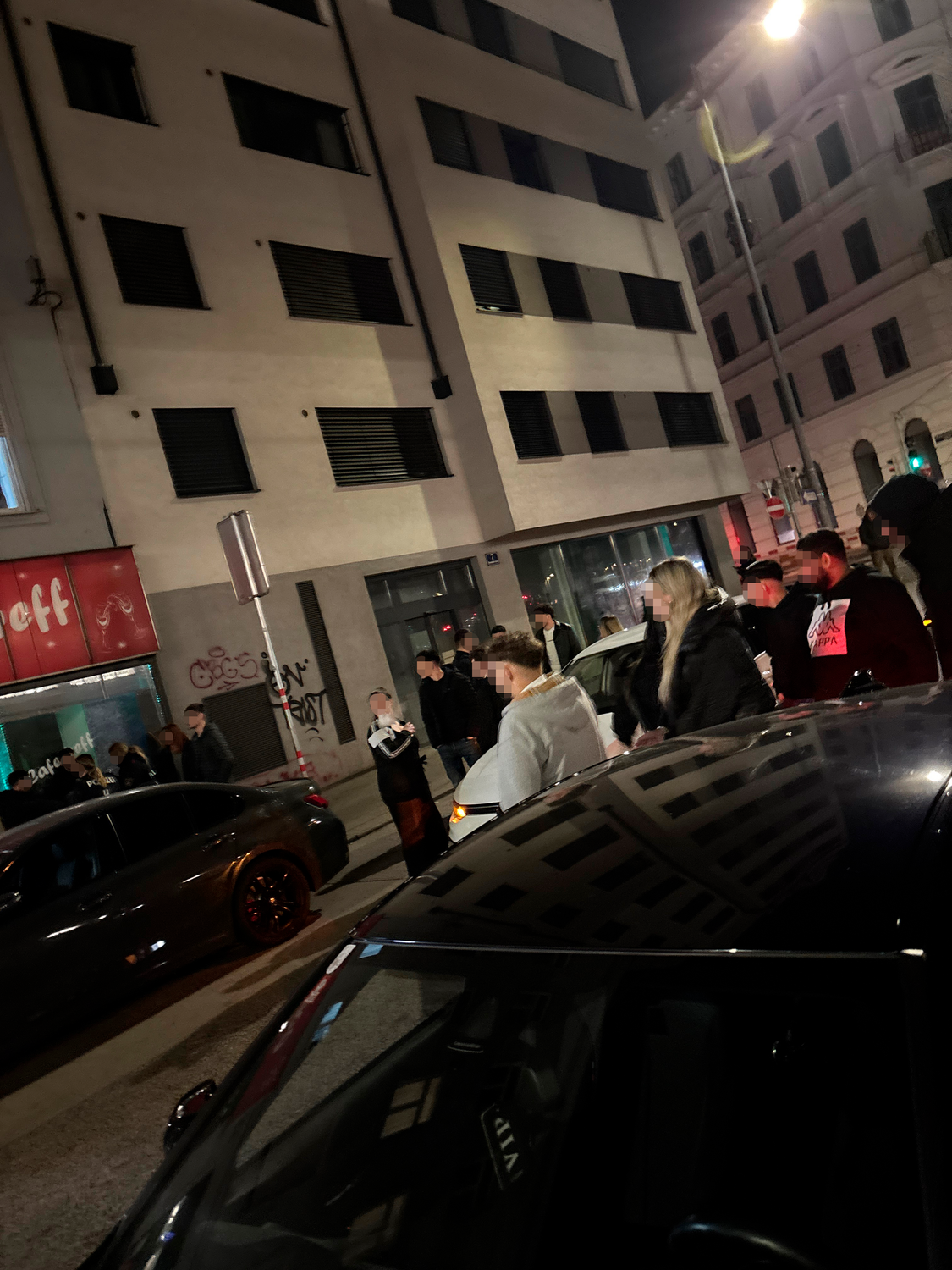 Heute.at - Wilde Prügelei am Gürtel – Auto rast auf Menschen zu