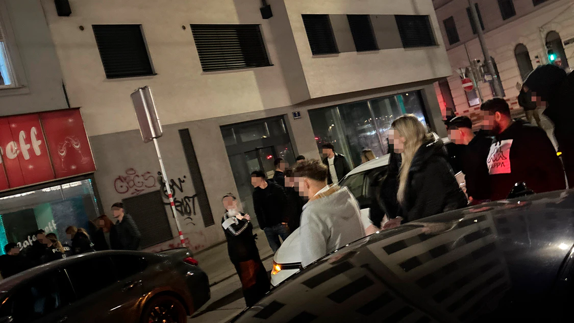 Heute.at - Wilde Prügelei am Gürtel – Auto rast auf Menschen zu