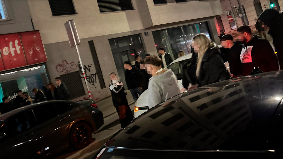 Die Männer prügelten sich auf der Fahrbahn. 