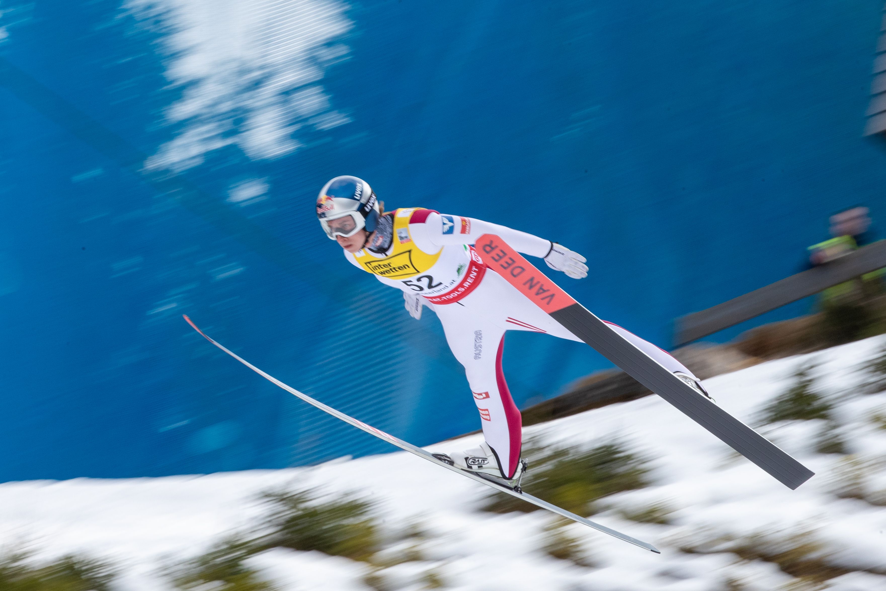 Daniel Tschofenig fliegt zum Sieg.