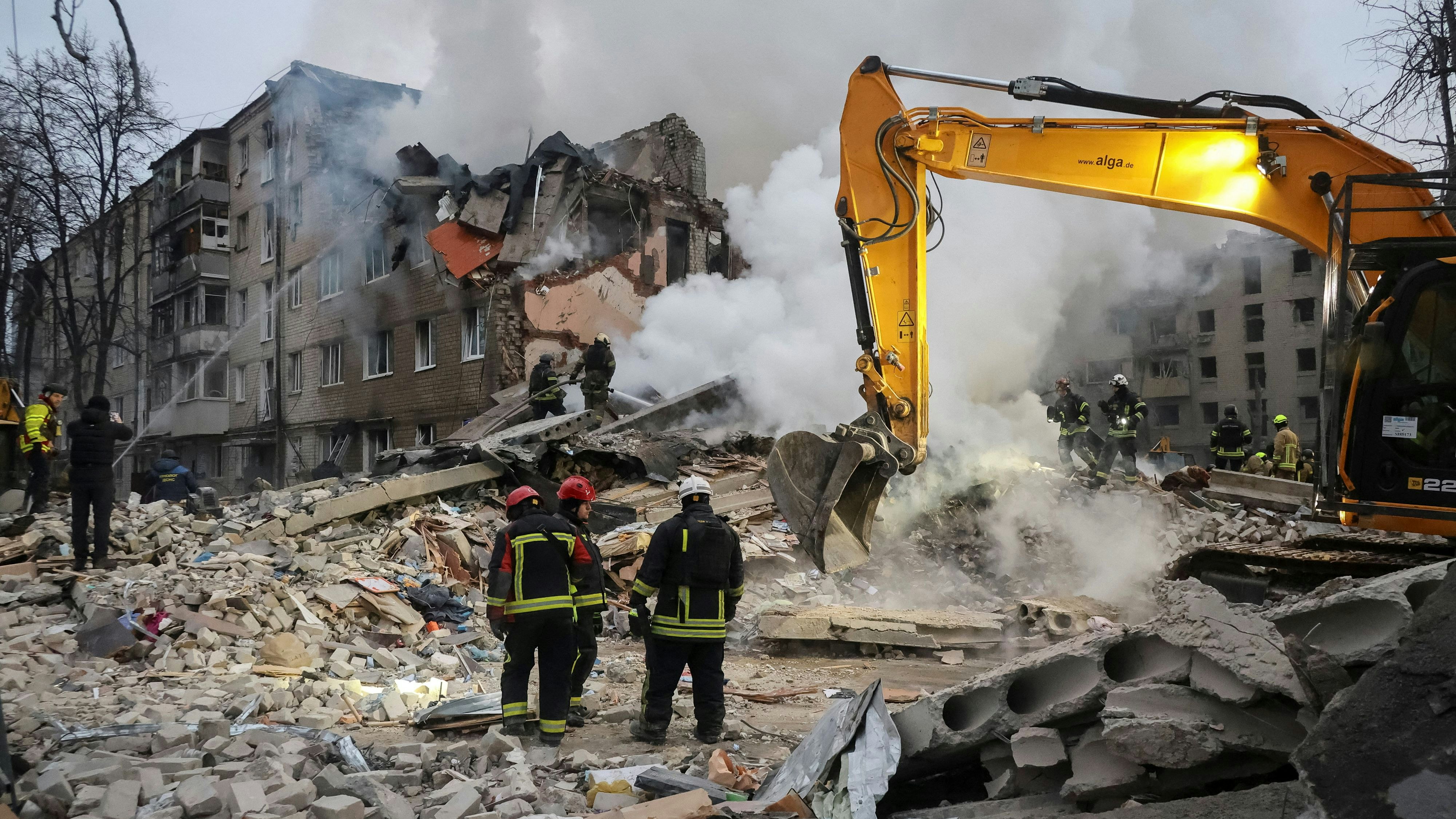 Laut offiziellen Angaben wurden allein in Charkiw, der zweitgrößten Stadt des Landes nahe der russischen Grenze, neun Menschen getötet.