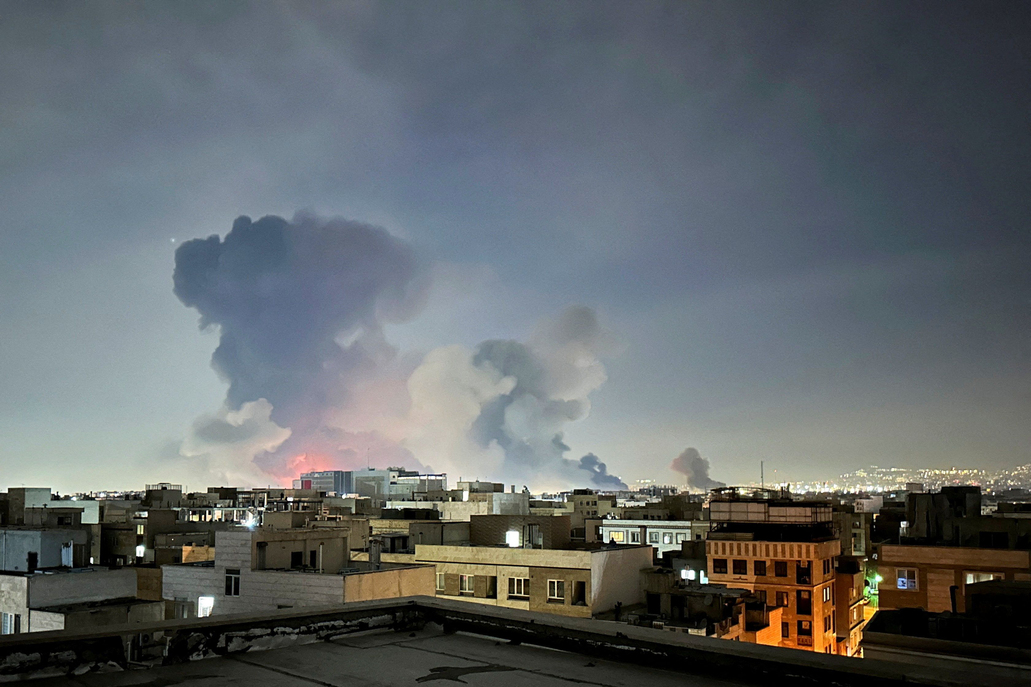 Die Angriffe auf den Iran gehen weiter. Das Land hat sich jetzt erstmals für zivile Opfer entschuldigt.