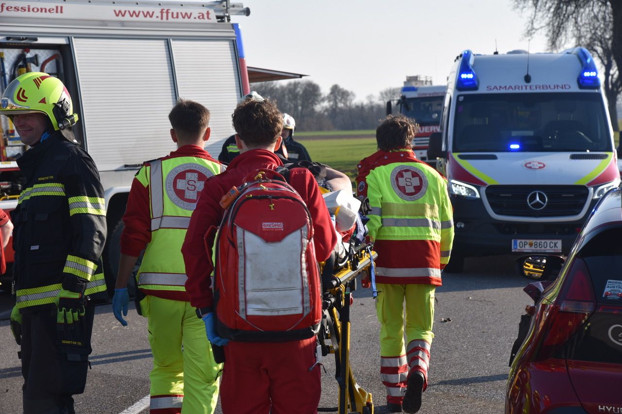 Heute.at - Frontalcrash fordert fünf Verletzte – darunter Kind (8)