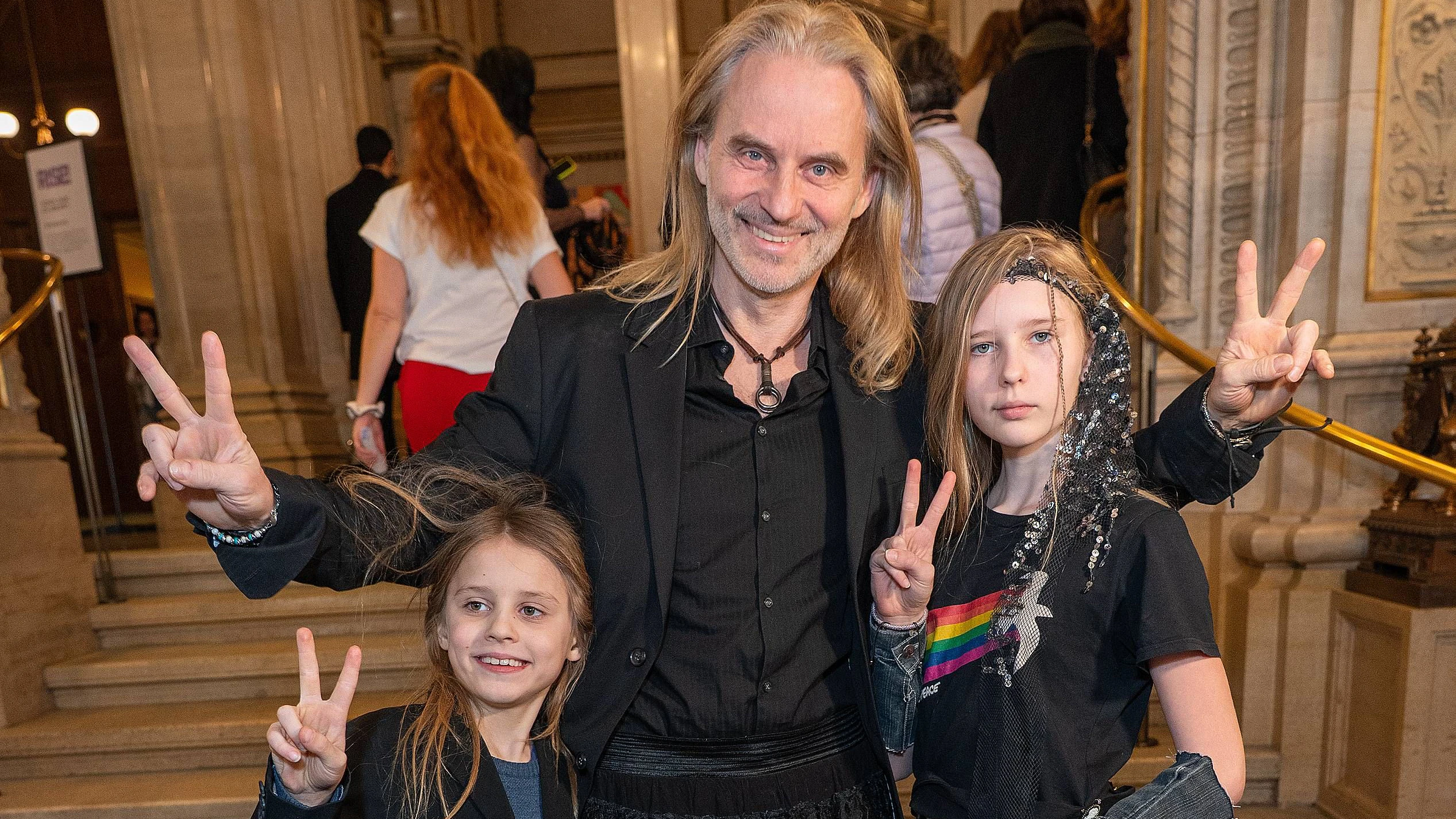 RISE! - Women´s Voices for Change am Weltfrauentag, Konzert, Wiener Staatsoper, Wien, 8.3.2026, -  Erich ALTENKOPF mit Kindern Charlie und Sonny 