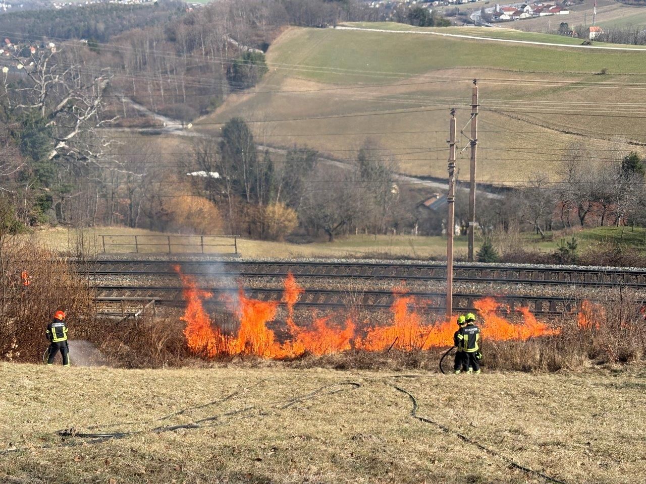 15 Feuerwehren bei Brandstreifenheizen entlang der Südbahn im Einsatz