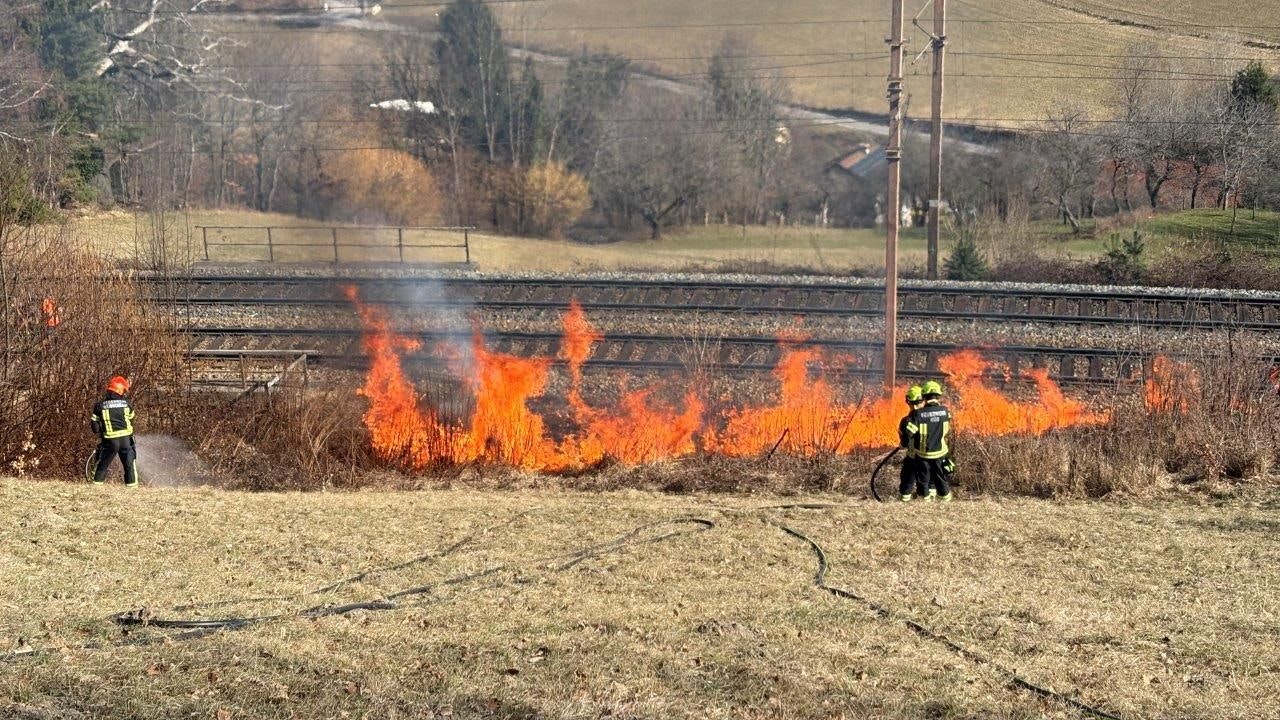 Heute.at - Brandstreifenheizen – 15 Feuerwehren im Einsatz