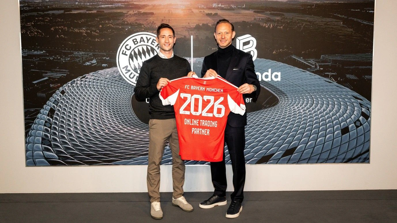 Dominik Beier, Chief Commercial Officer von Bitpanda und Rouven Kasper, Vorstand Marketing & Vertrieb des FC Bayern.