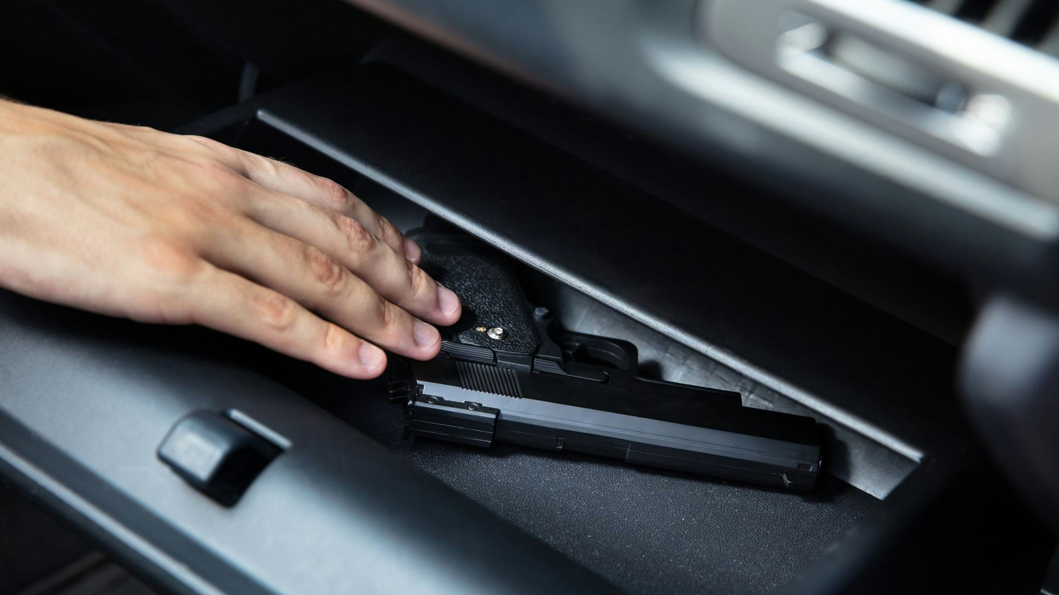 Pistole im Handschuhfach – Waffenbesitzkarte weg