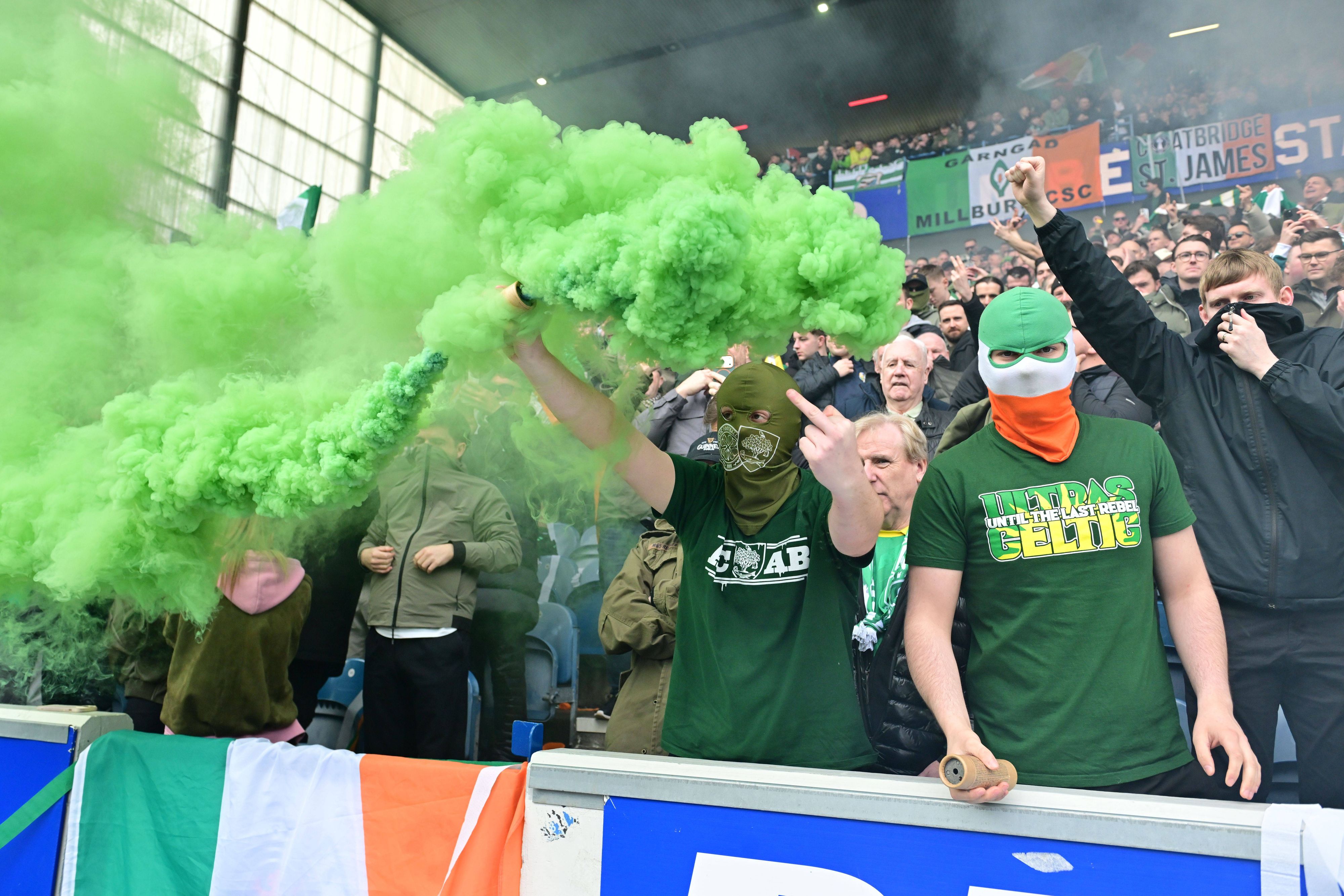 Einige Fans entschieden sich nach dem Schlusspfiff für eine stürmische Platzbegehung.