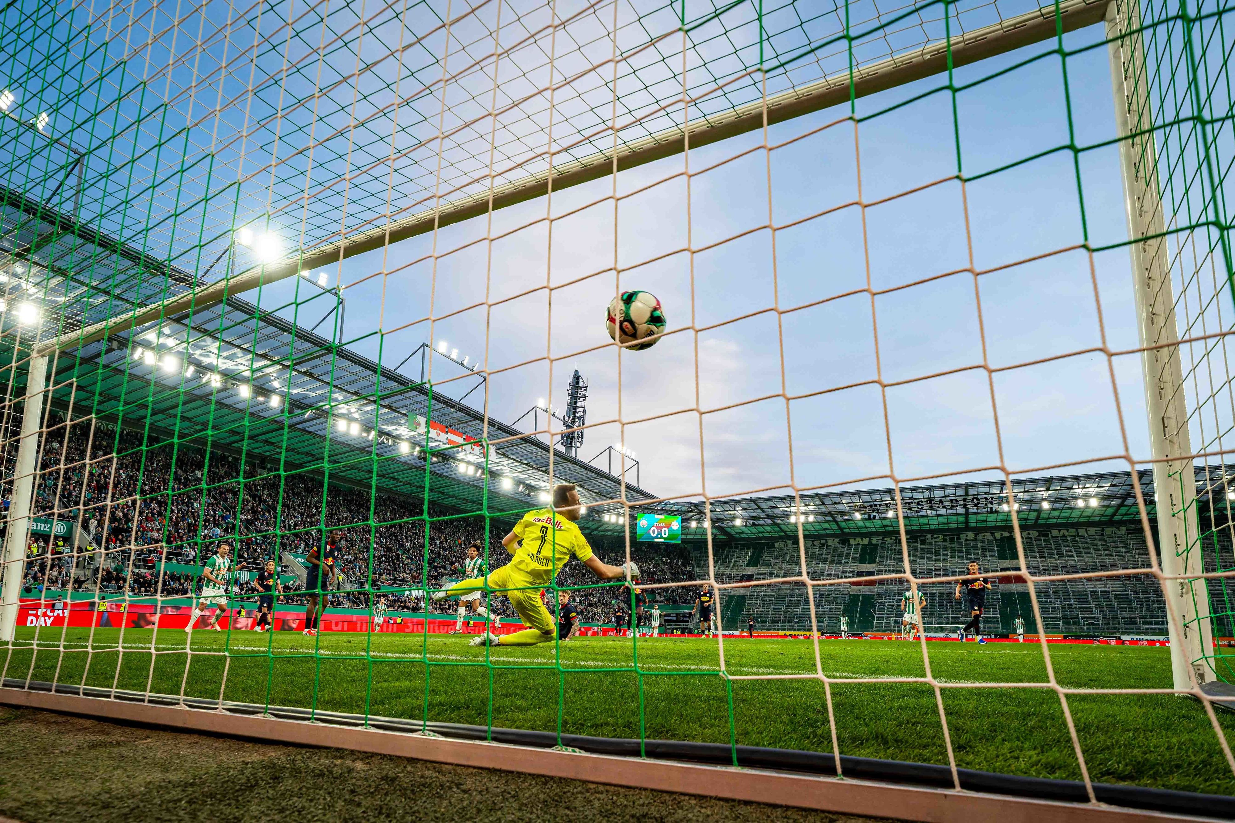 Rapid gegen Salzburg, der Block West (zu sehen im Hintergrund) musste leer bleiben.
