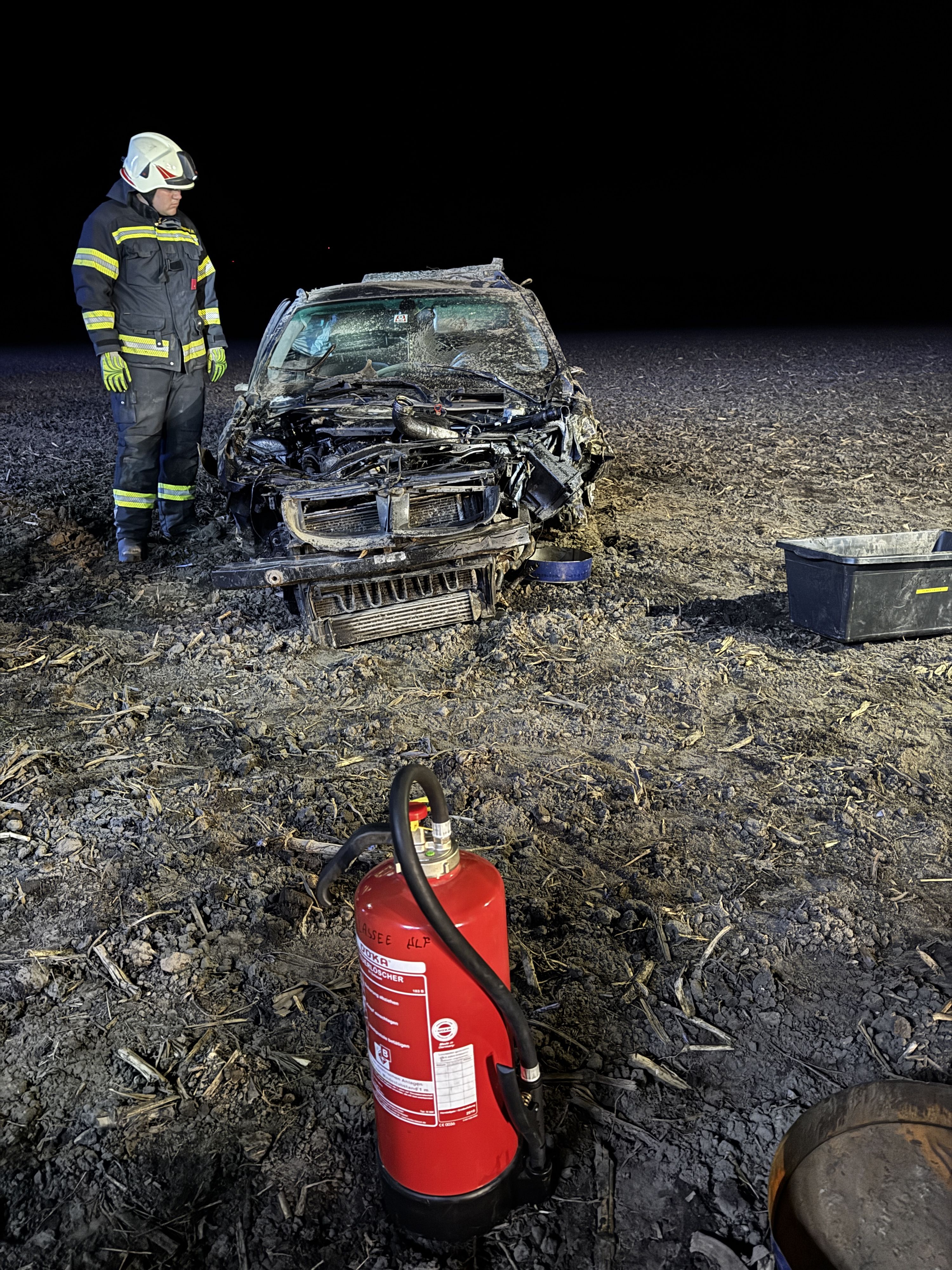 Wie durch ein Wunder konnte der Fahrer das Fahrzeug selbstständig verlassen, so die Feuerwehr.