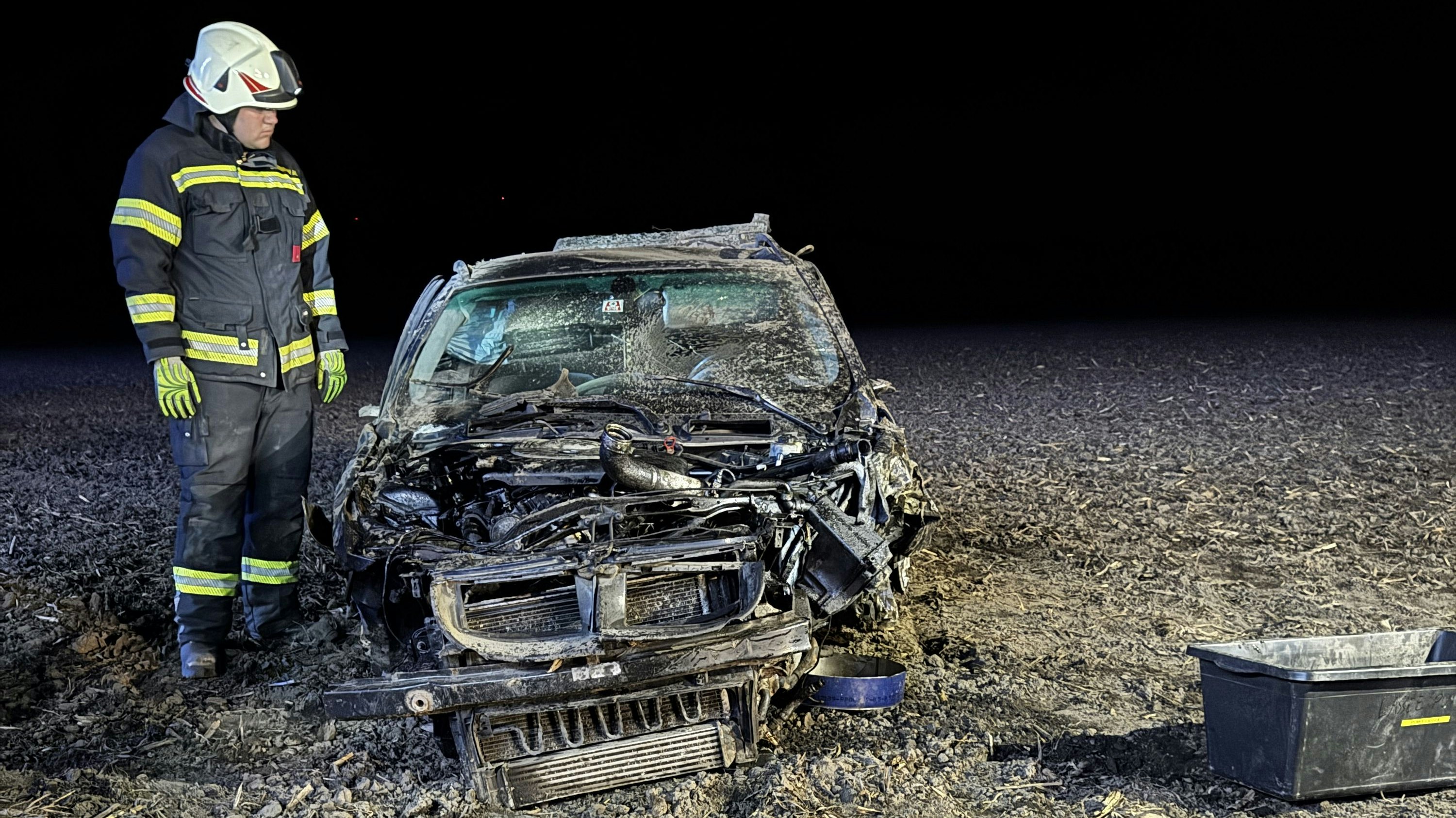 Heute.at - Auto kracht gegen Baum und entwurzelt ihn komplett