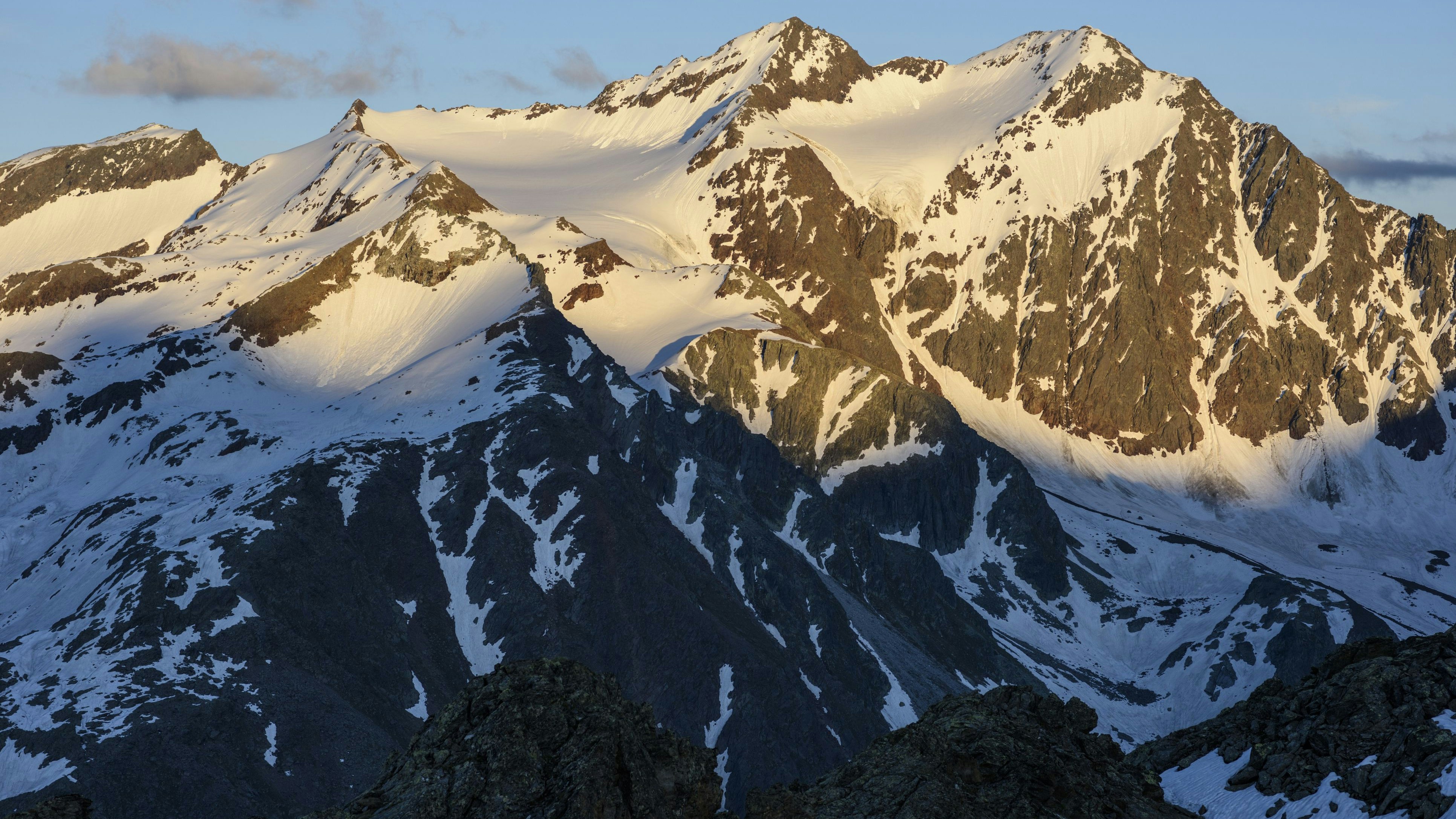 Die Crew des alarmierten Notarzthubschraubers konnte im Zuge eines Überflugs das Signal eines Lawinenverschüttetensuchgeräts empfangen.