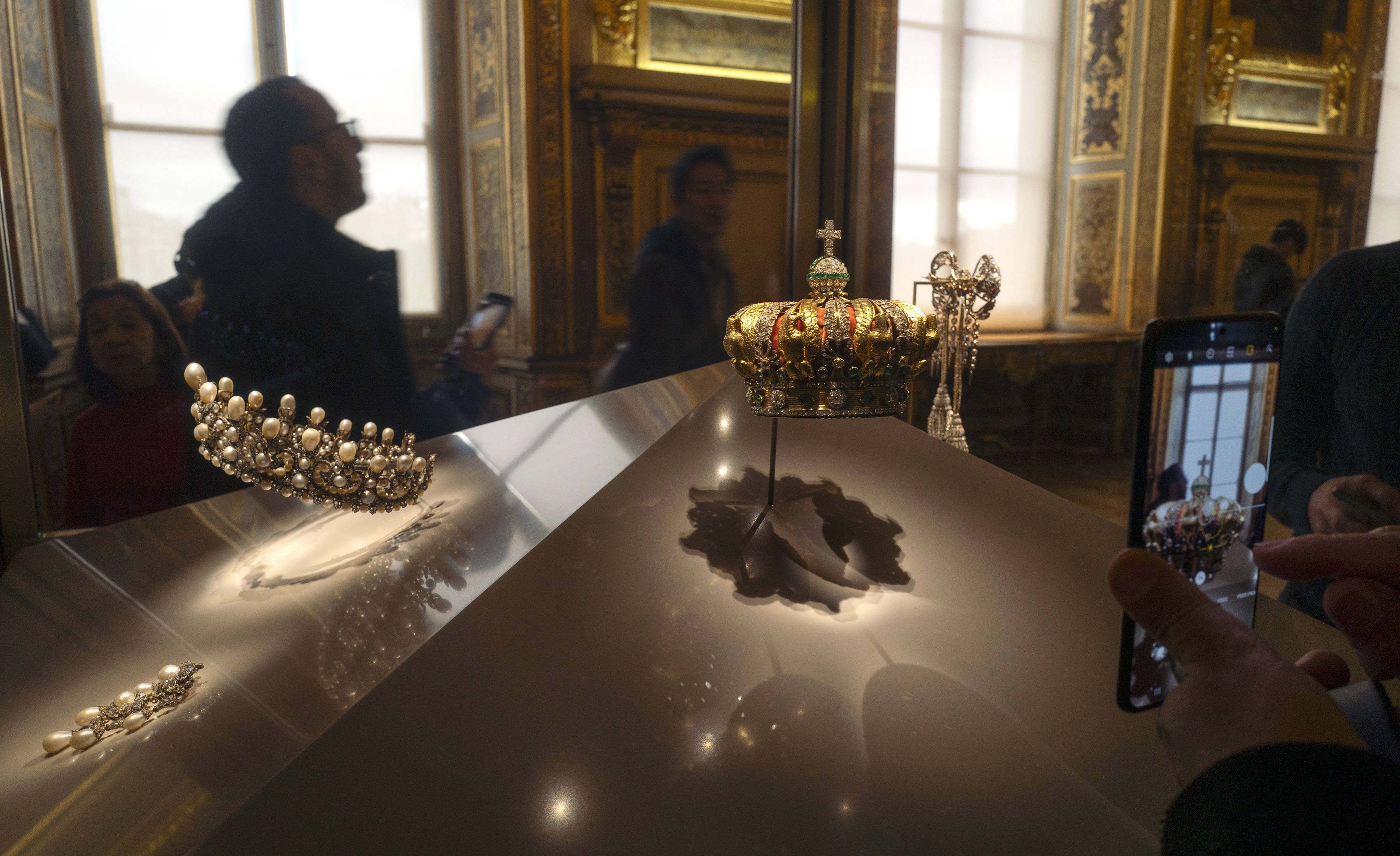 Heute.at - Der Louvre Raub: Wo sind die Kronjuwelen geblieben?