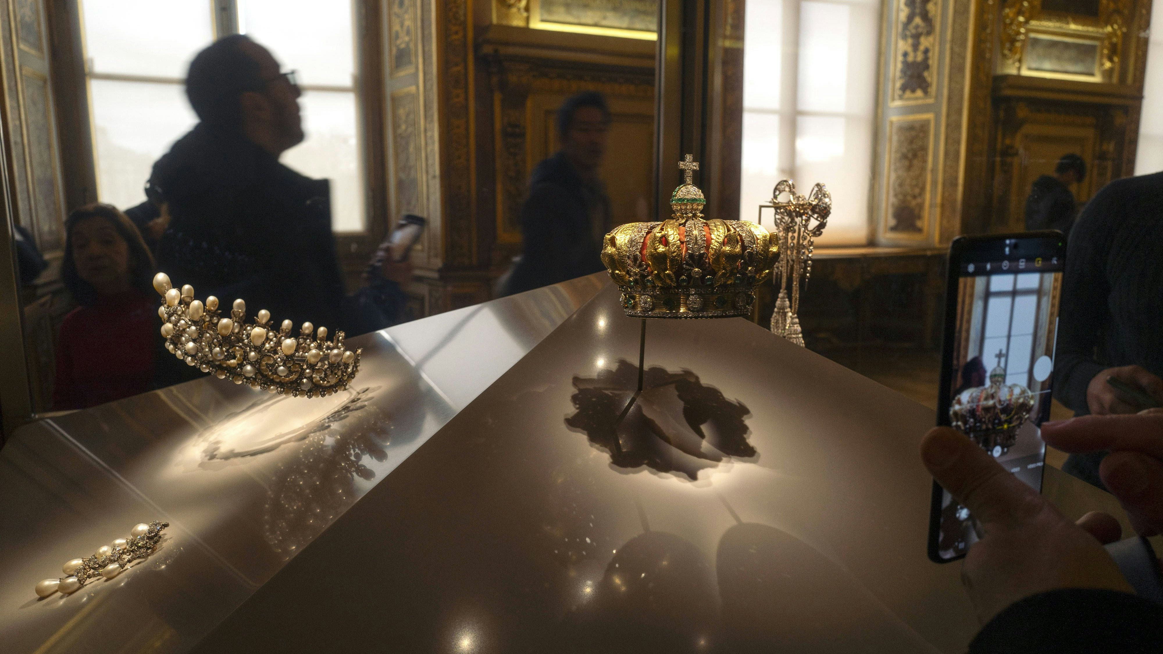 Am 19. Oktober wurden die französischen Kronjuwelen im Gesamtwert von mehr als 88 Millionen Euro gestohlen. Der Ort der Juwelen und der Strippenzieher der Raubaktion werfen immer noch Rätsel auf. 