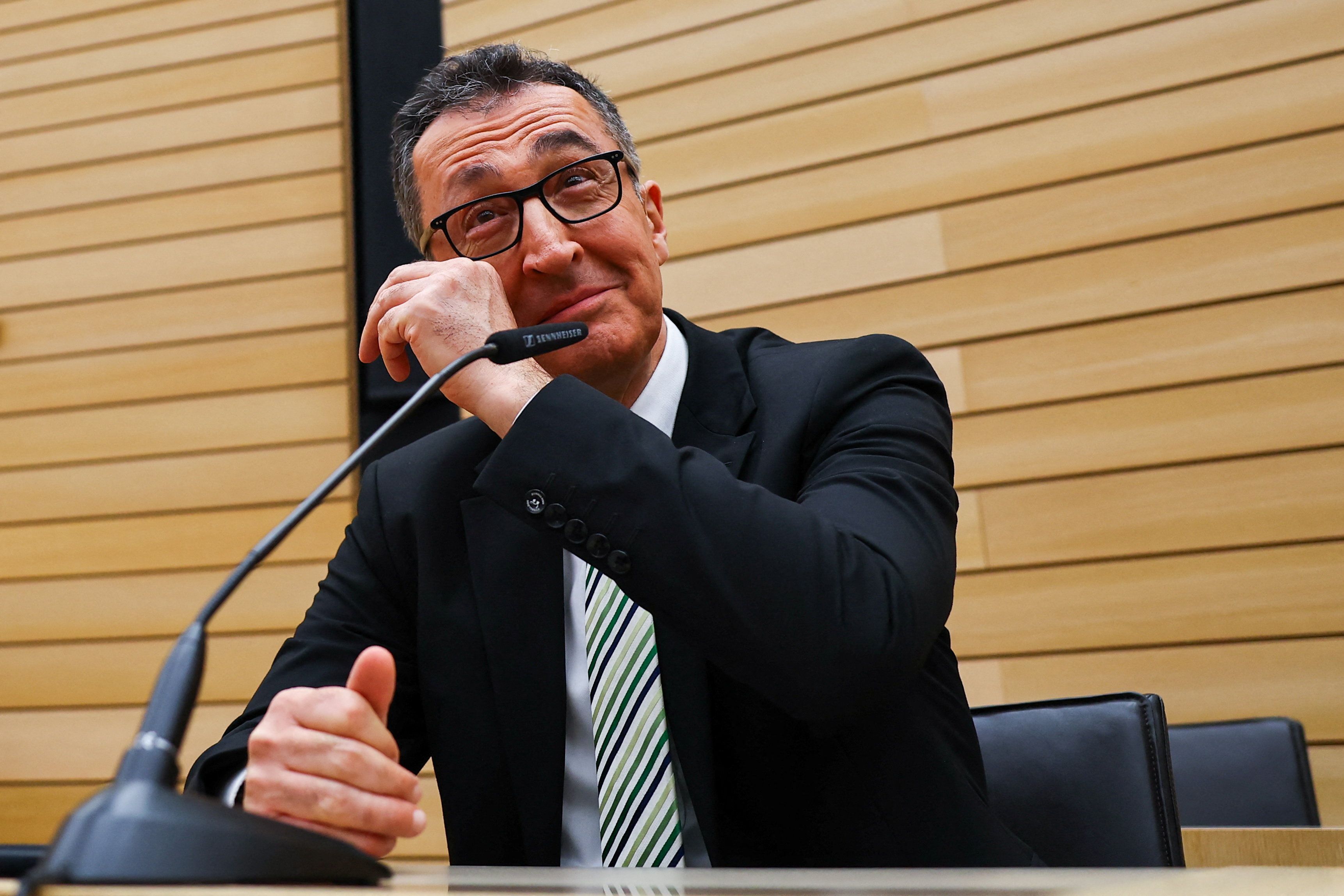 Zu Tränen gerührt: Cem Özdemir holte die Wahl für die Grünen.