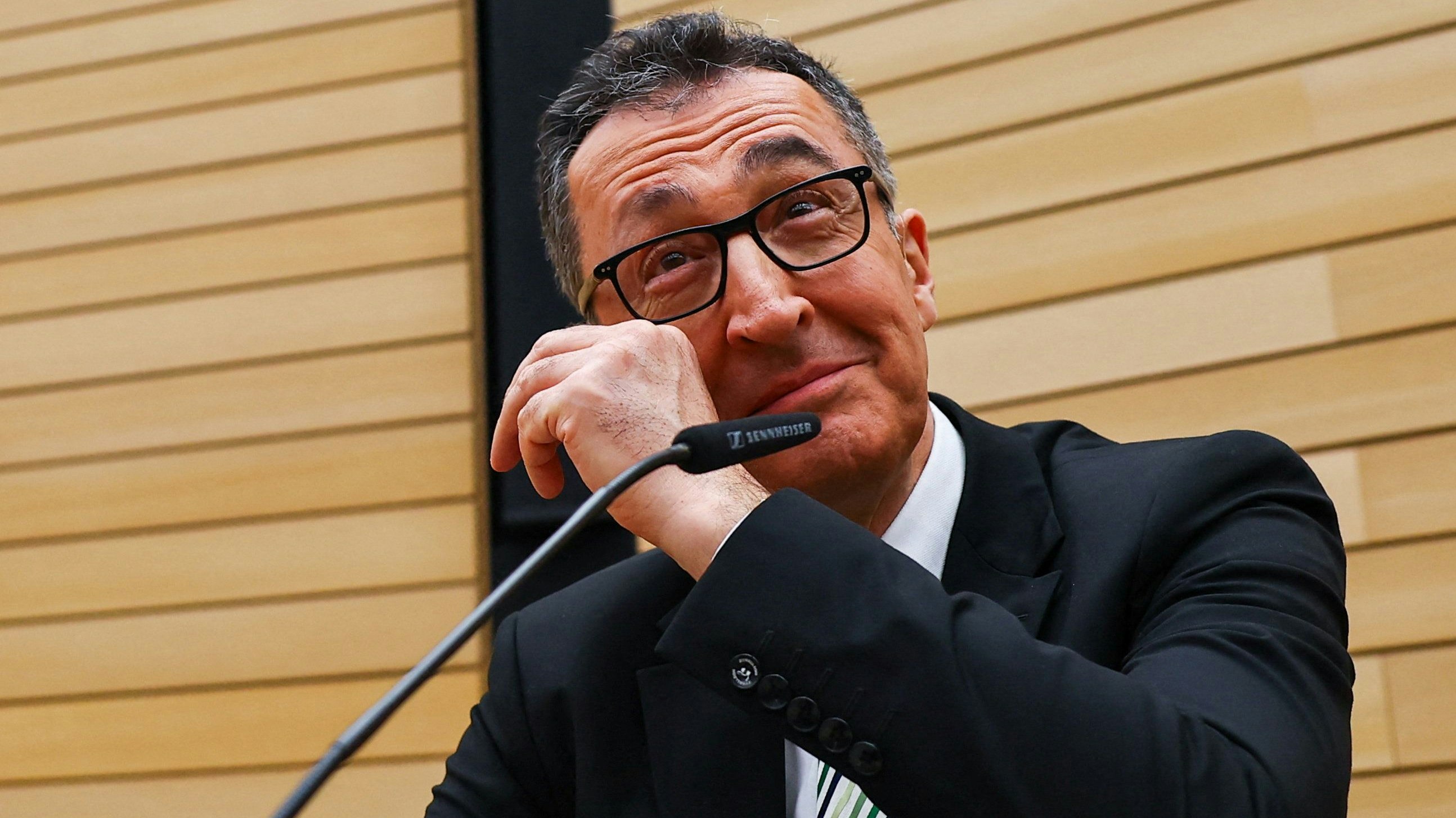 Heute.at - Özdemir gewinnt Wahl für Grüne – bricht in Tränen aus