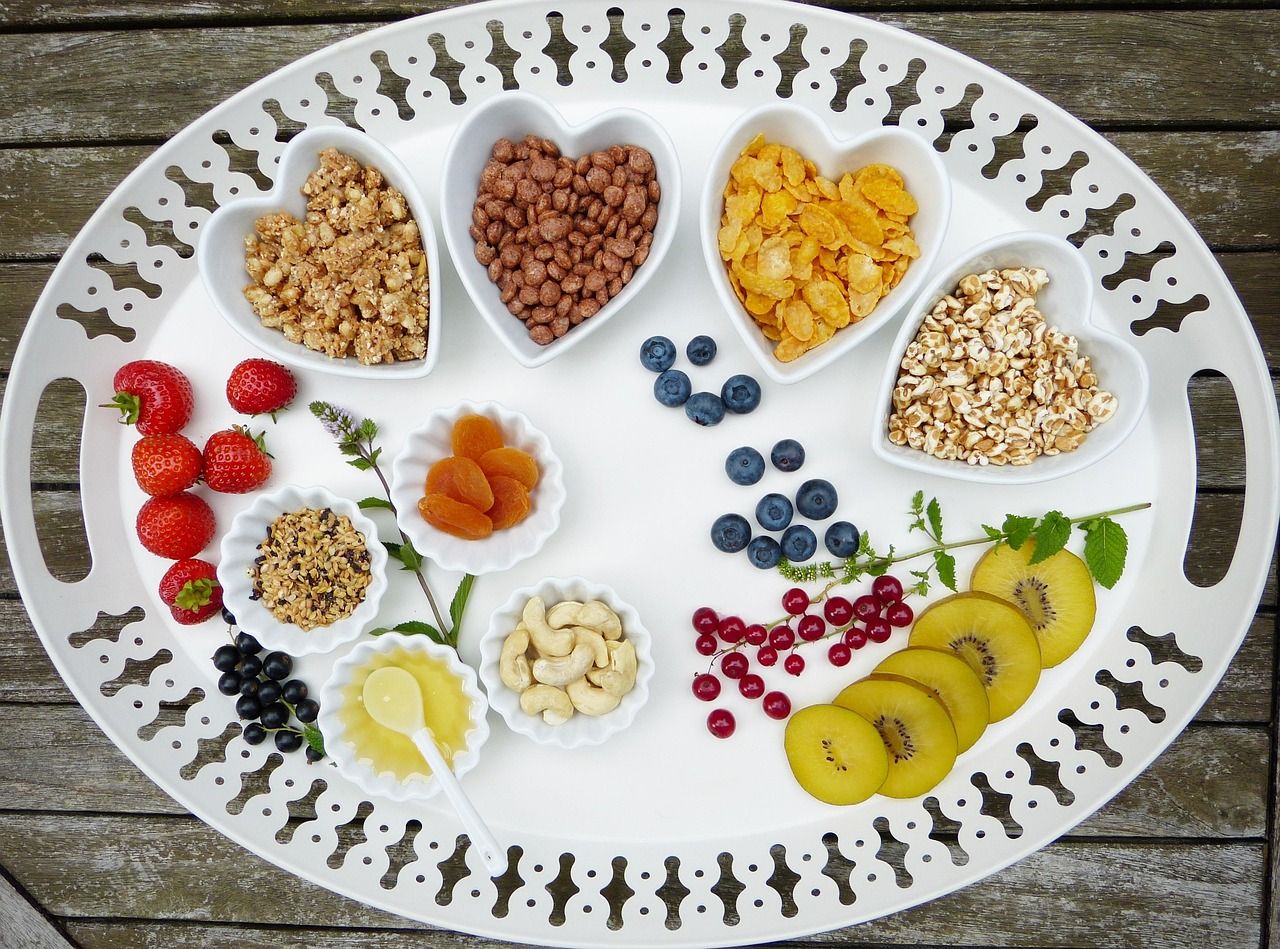 Gesundes Frühstück mit Müsli und Früchten