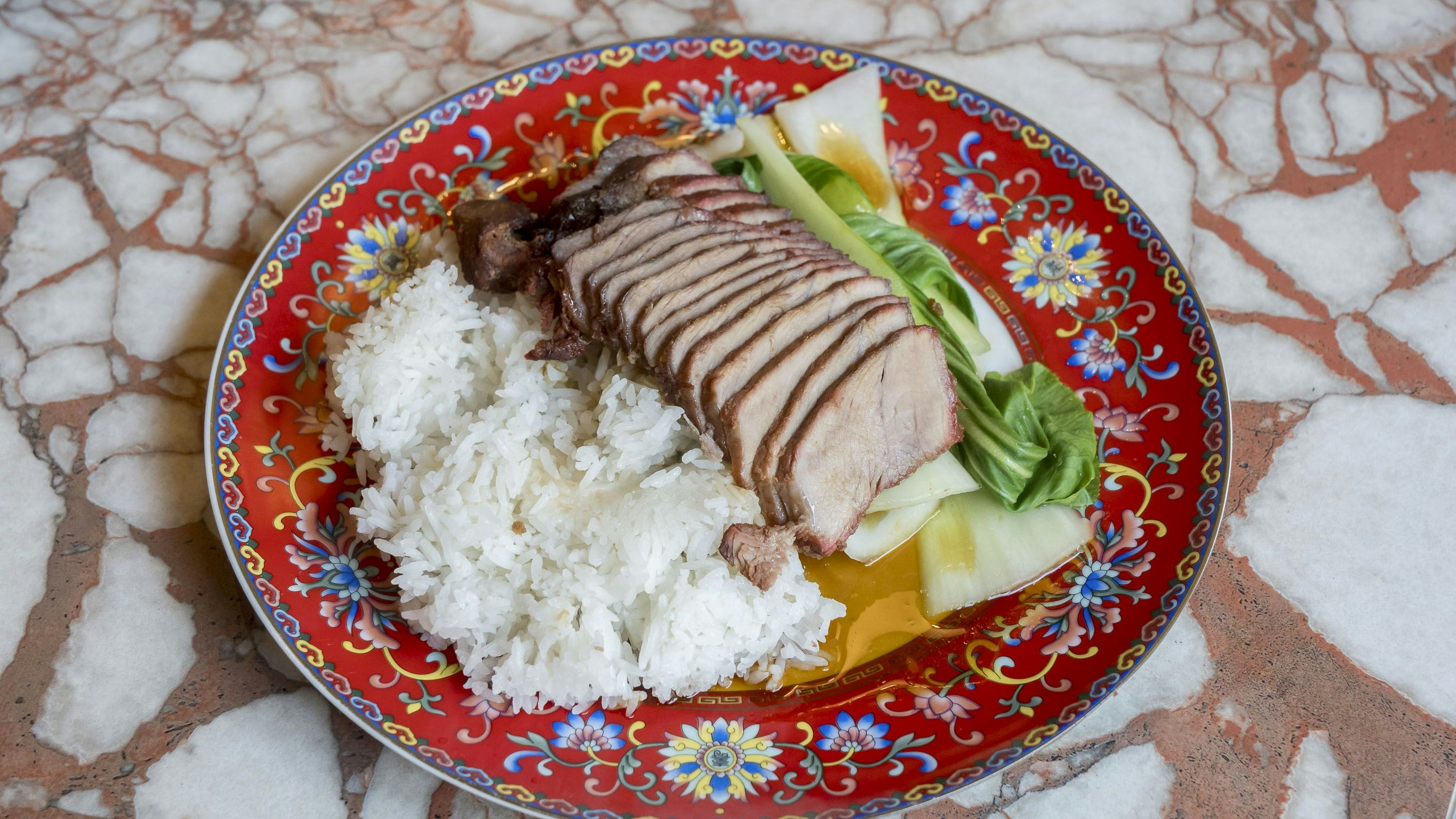 Char Siu: Chinesisches BBQ-Schweinefleisch mit Reis und Pak Choi.