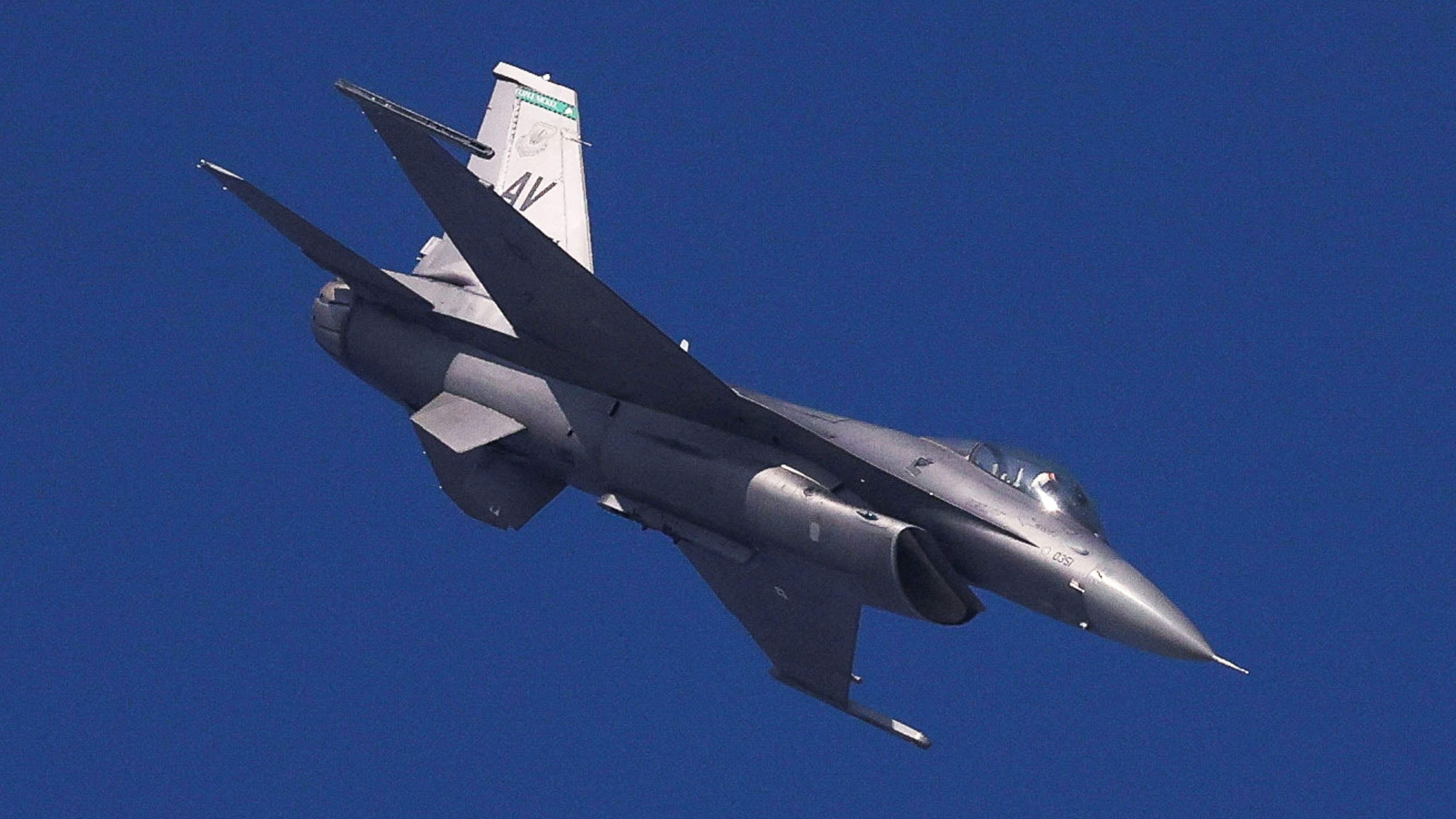 U.S. Air Force F-16 Fighting Falcon aircraft performs a flypast at the Dubai Airshow in Dubai, United Arab Emirates, November 17, 2025. REUTERS/Amr Alfiky