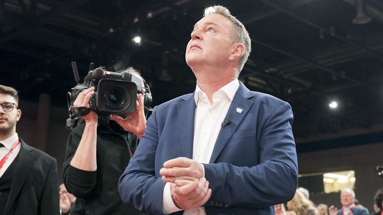 Tage wie aus einer Samstagabend-Show von Florian Silbereisen. Beate Meinl-Reisinger herzte am Flughafen jeden, der ihr über den Weg lief, Andreas Babler umarmte Freund, Feind und Parteifreund. Über eine Woche der ganz großen Gefühle.