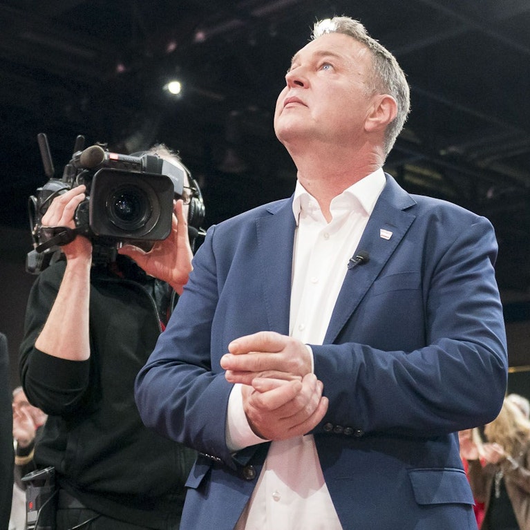 Tage wie aus einer Samstagabend-Show von Florian Silbereisen. Beate Meinl-Reisinger herzte am Flughafen jeden, der ihr über den Weg lief, Andreas Babler umarmte Freund, Feind und Parteifreund. Über eine Woche der ganz großen Gefühle.