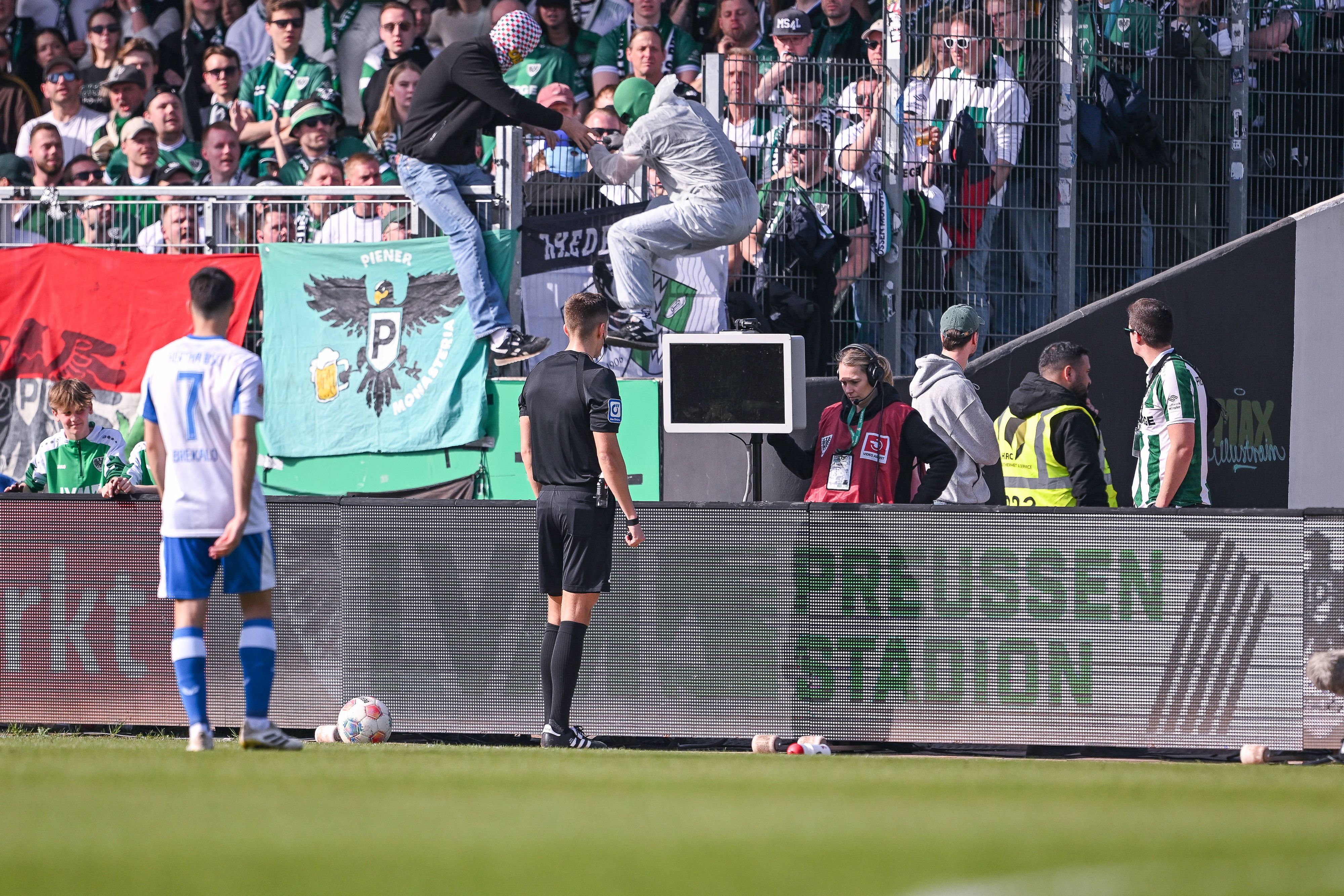 Schiedsrichter Felix Bickel sieht nur Schwarz.