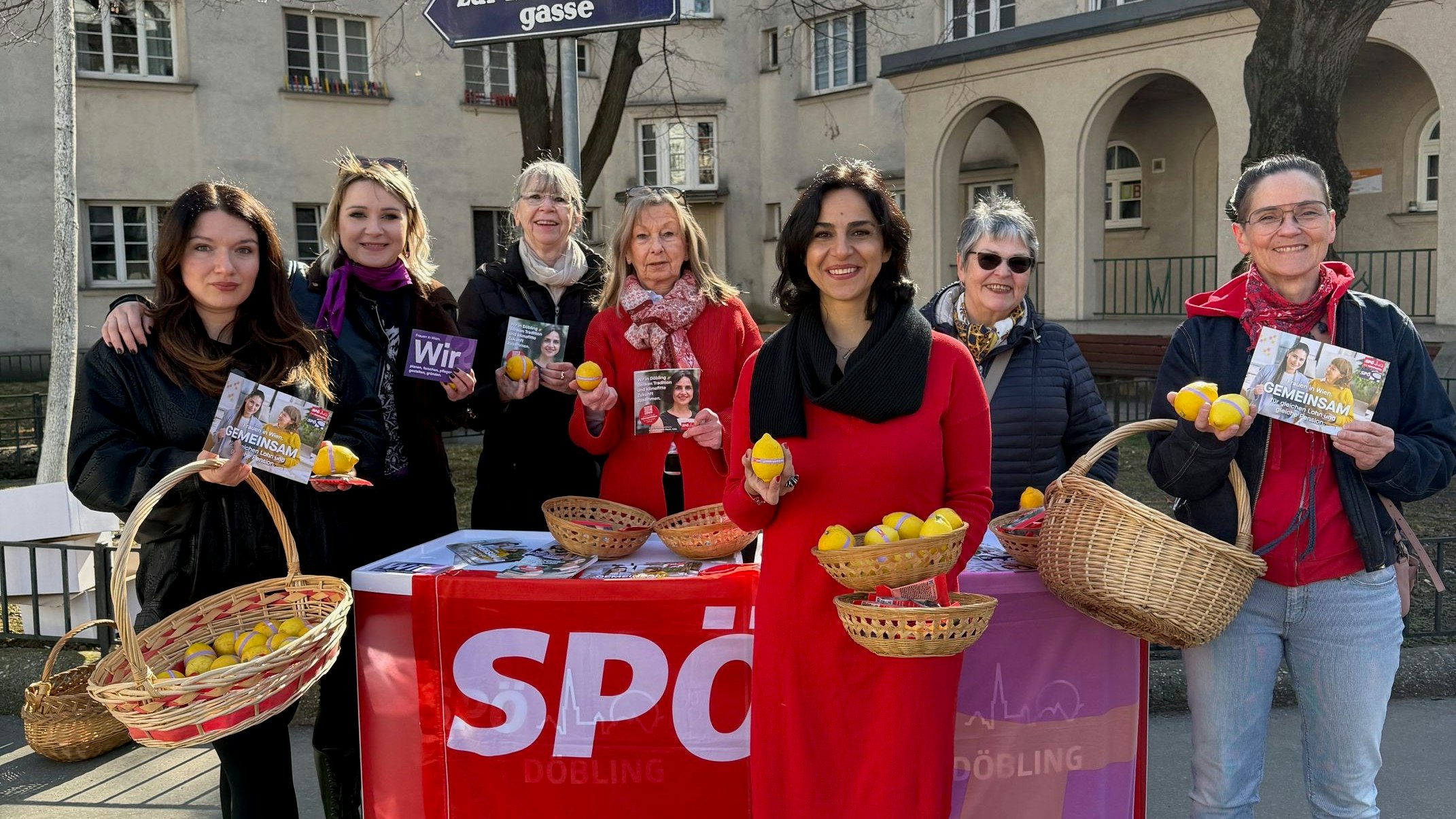Die SPÖ Frauen Döbling verteilten anlässlich des Frauentags Zitronen an Passanten.