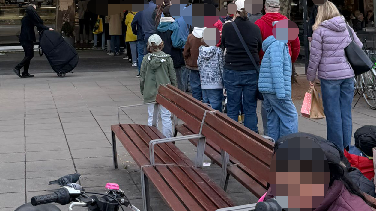 Am Sonntag konnte sich ein Eisverkäufer über die wachsende Kundschaft freuen.