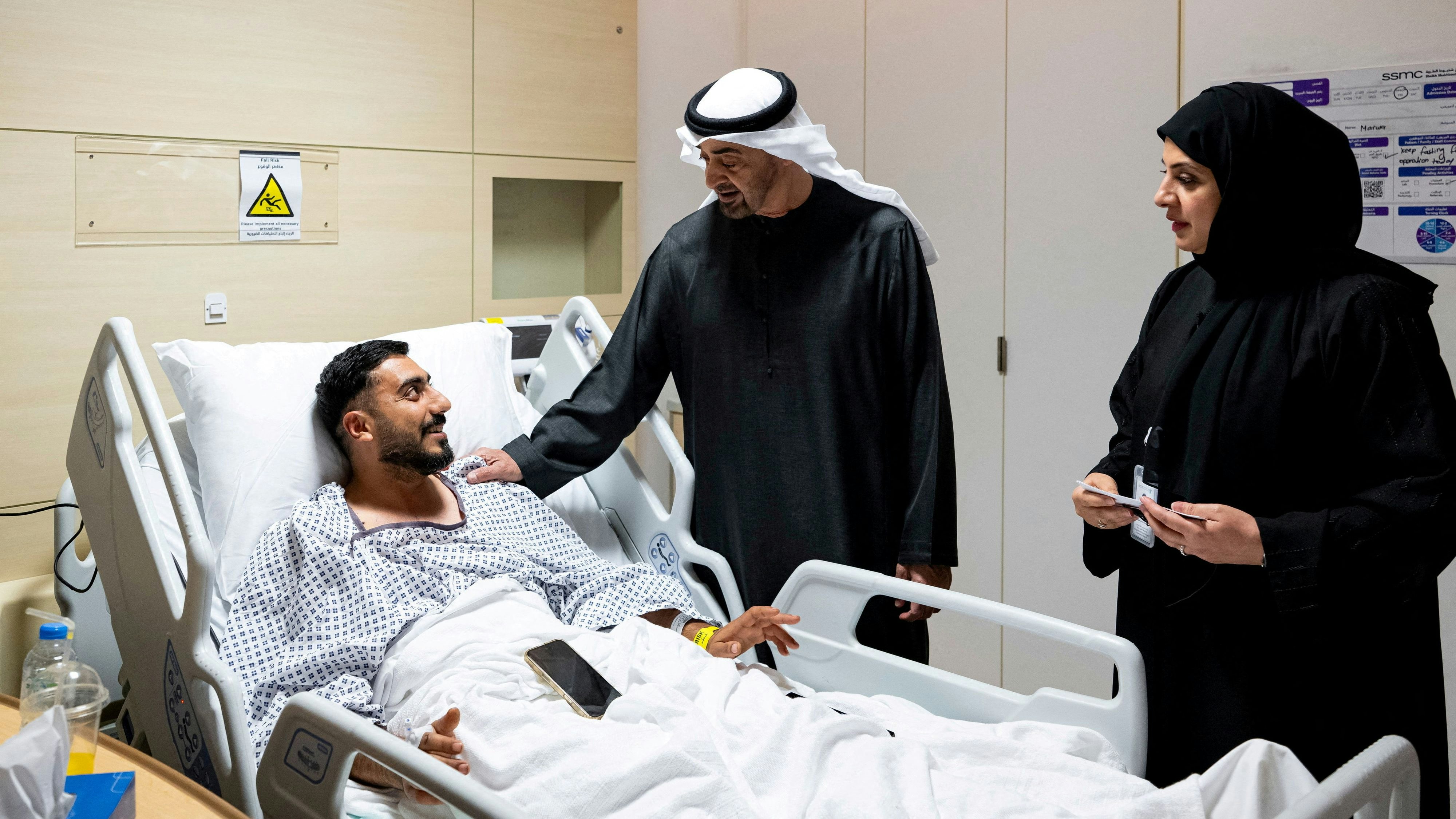 Der Präsident der Vereinigten Arabischen Emirate, Mohammed bin Zayed, besuchte am Samstag Opfer der iranischen Luftangriffe im Krankenhaus.