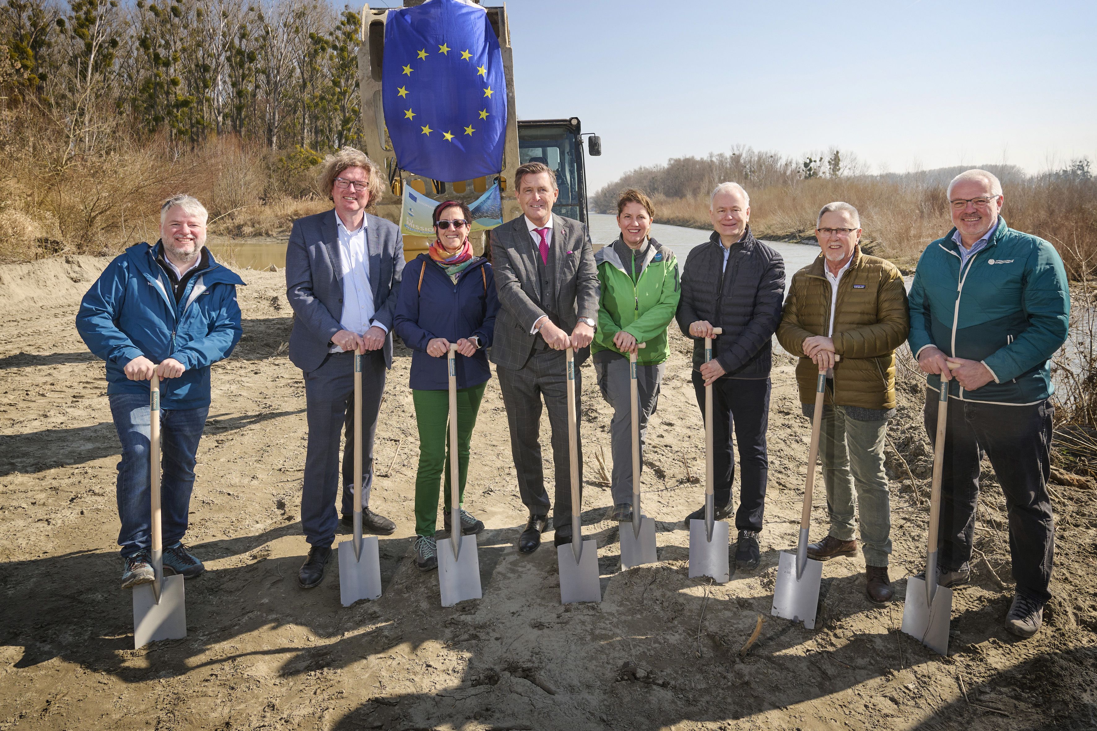 Spatenstich zu den Renaturierungsarbeiten bei der Paradeisinsel nahe Mannsdorf u.a. mit viadonau-Geschäftsführer Hans-Peter Hasenbichler, Bundesminister Peter Hanke, Nationalpark-Direktorin Edith Klauser, Projektkoordinator DANUBE4all Helmut Habersack