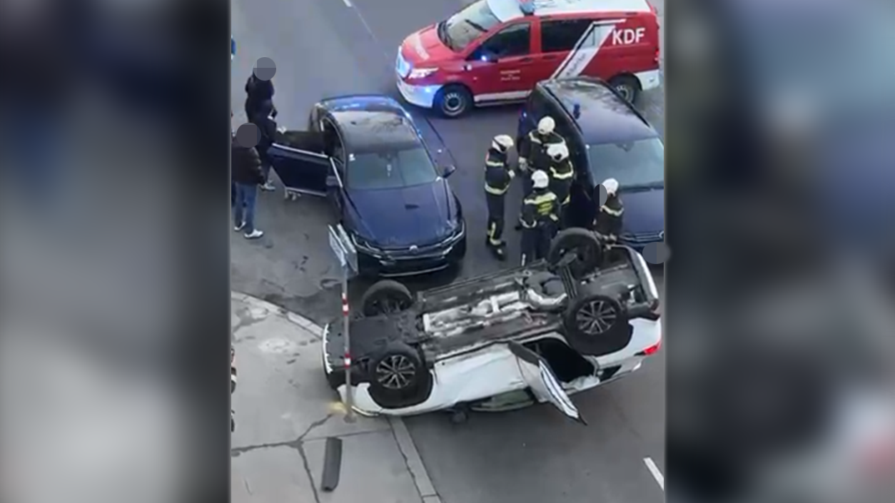 Eines der Auto überschlug sich und kam am Dach zum Liegen.