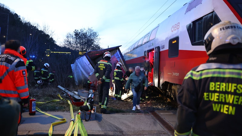 Aus Lkw geschleudert! Fahrer nach Zugcrash in Schockraum