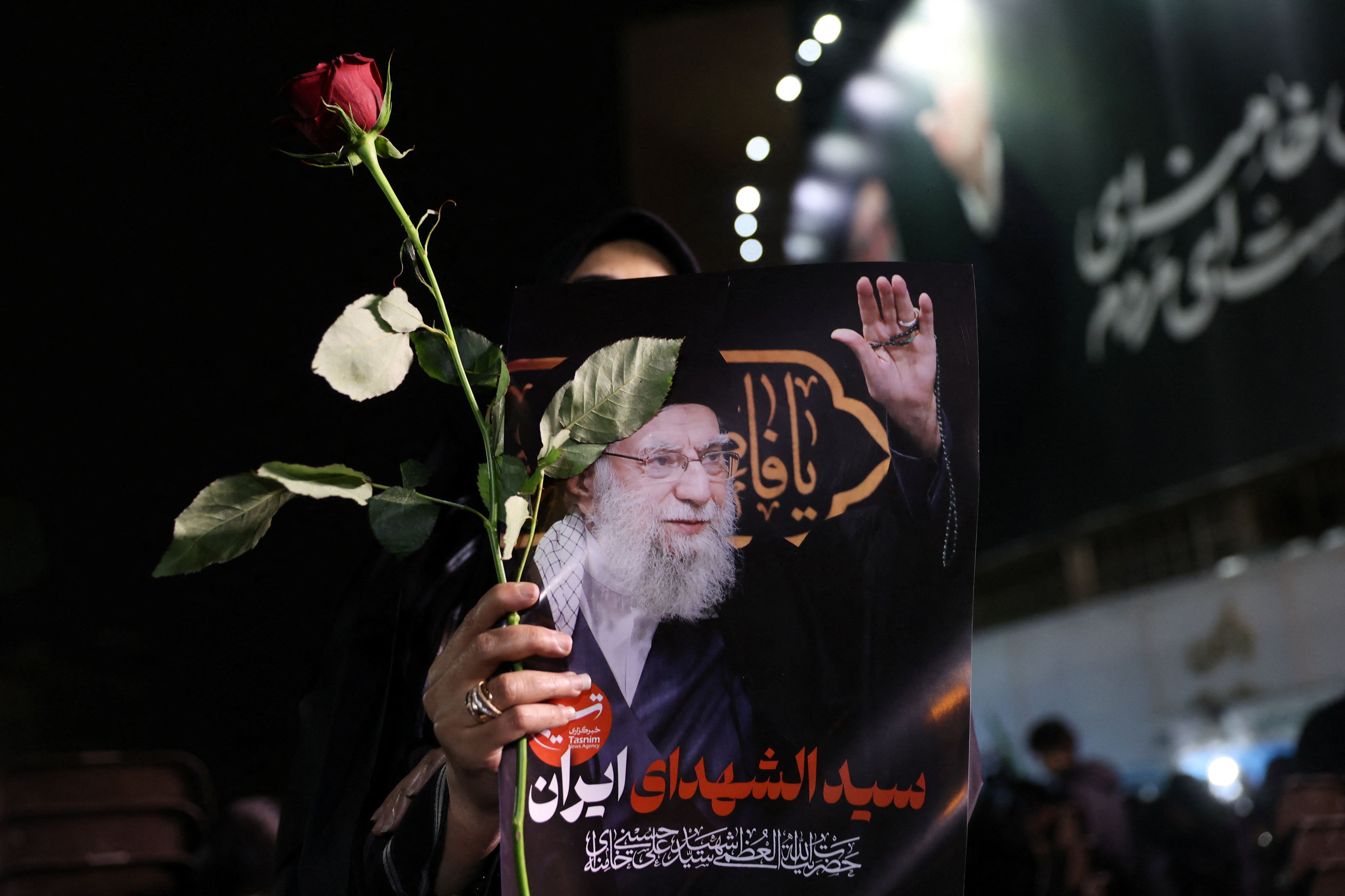 Eine Frau hält ein Bild des verstorbenen iranischen Obersten Führers Ayatollah Ali Khamenei in den Händen