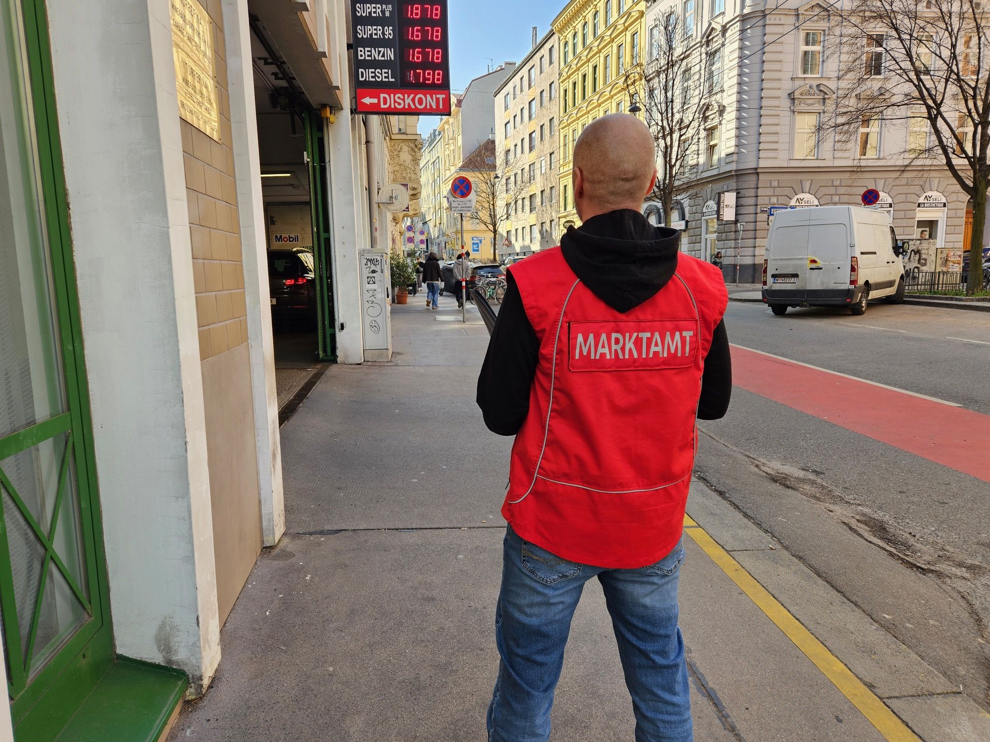 Marktamt-Kontrollor bei Tankstelle in der Schottenfeldgasse (Wien-Neubau). 