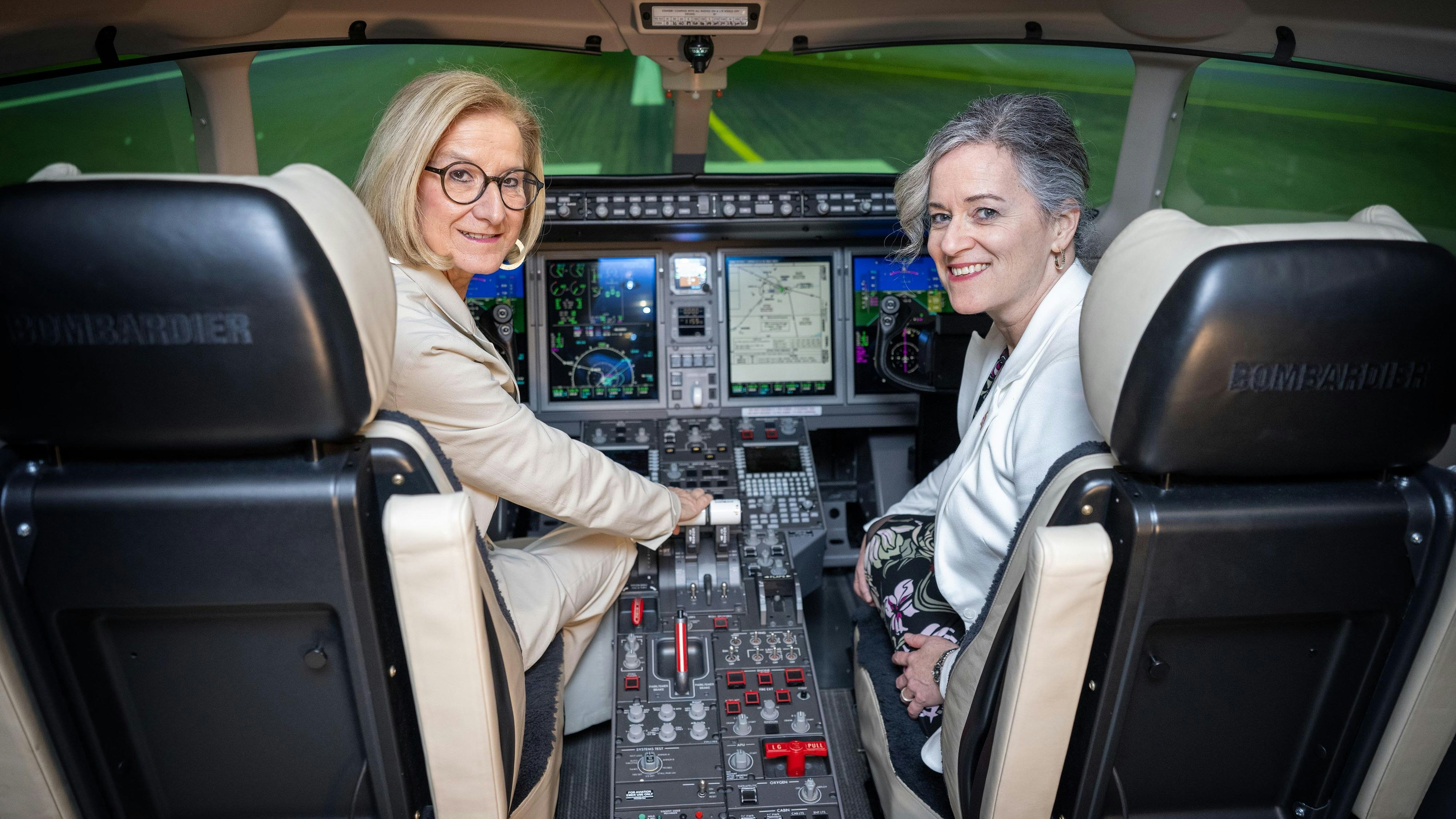 Niederösterreichs Landeshauptfrau Johanna Mikl-Leitner und die kanadische Botschafterin Alison Grant im Flugsimulator des CAE Vienna Training Center am Flughafen Wien-Schwechat.