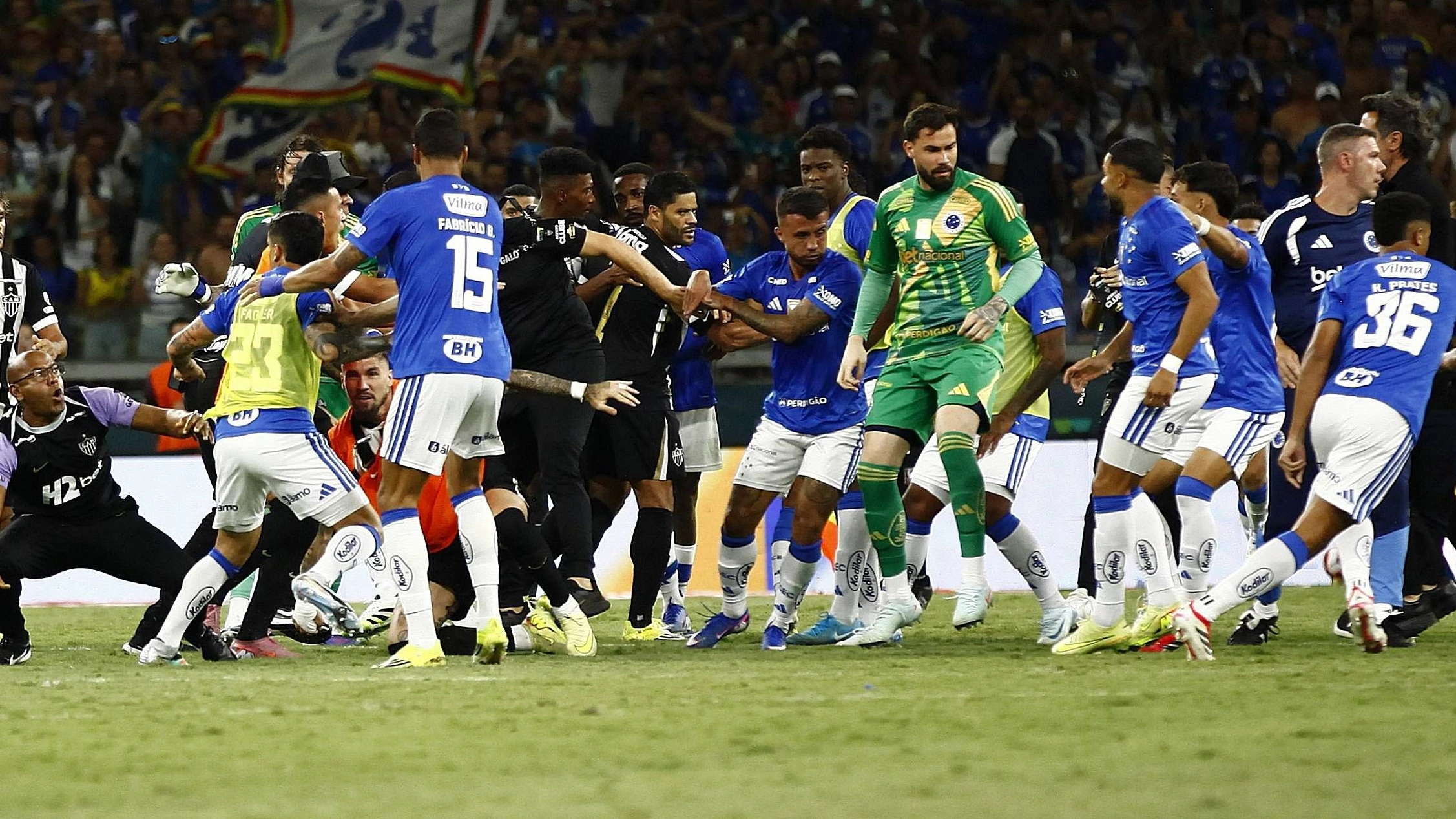 Heute.at - 23 Platzverweise! Derby eskaliert mit Massenschlägerei